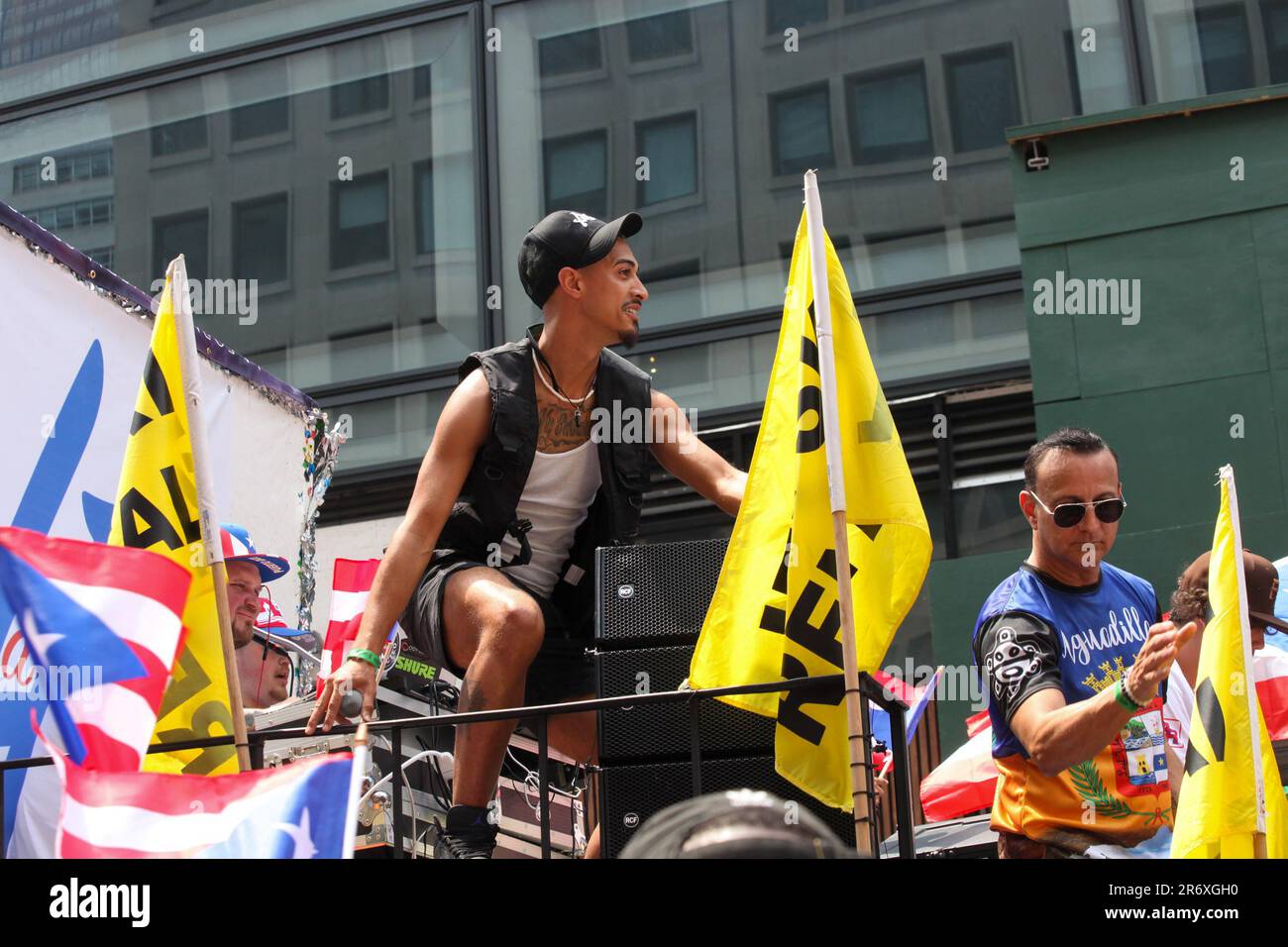 11 giugno 2023, New York City, New York: (NUOVO) Justin Silva alla National Puerto Rican Day Parade. 11 giugno 2023, New York, USA: Stand up comico, attore e TikToker, Justin Silva, nato e cresciuto a New Haven, Connecticut, Partecipa alla National Puerto Rican Day Parade, la più grande dimostrazione di orgoglio culturale che si svolge sulla 5th Avenue a New York, con persone che si allineano alla danza del viale e che festeggiano lungo le sfilate di carri, automobili, ballerini, tra cui famose stelle. Justin Silva ha 5 figli ed è noto per la reale Chance d'Amore (2008), per l'Amore di Ray J (2009) e Aloha Foto Stock