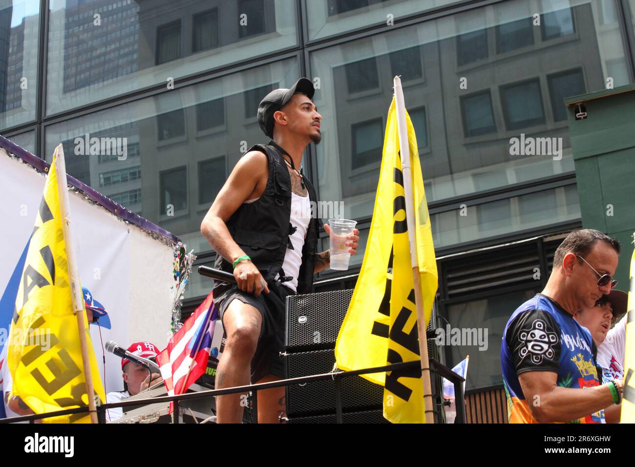11 giugno 2023, New York City, New York: (NUOVO) Justin Silva alla National Puerto Rican Day Parade. 11 giugno 2023, New York, USA: Stand up comico, attore e TikToker, Justin Silva, nato e cresciuto a New Haven, Connecticut, Partecipa alla National Puerto Rican Day Parade, la più grande dimostrazione di orgoglio culturale che si svolge sulla 5th Avenue a New York, con persone che si allineano alla danza del viale e che festeggiano lungo le sfilate di carri, automobili, ballerini, tra cui famose stelle. Justin Silva ha 5 figli ed è noto per la reale Chance d'Amore (2008), per l'Amore di Ray J (2009) e Aloha Foto Stock