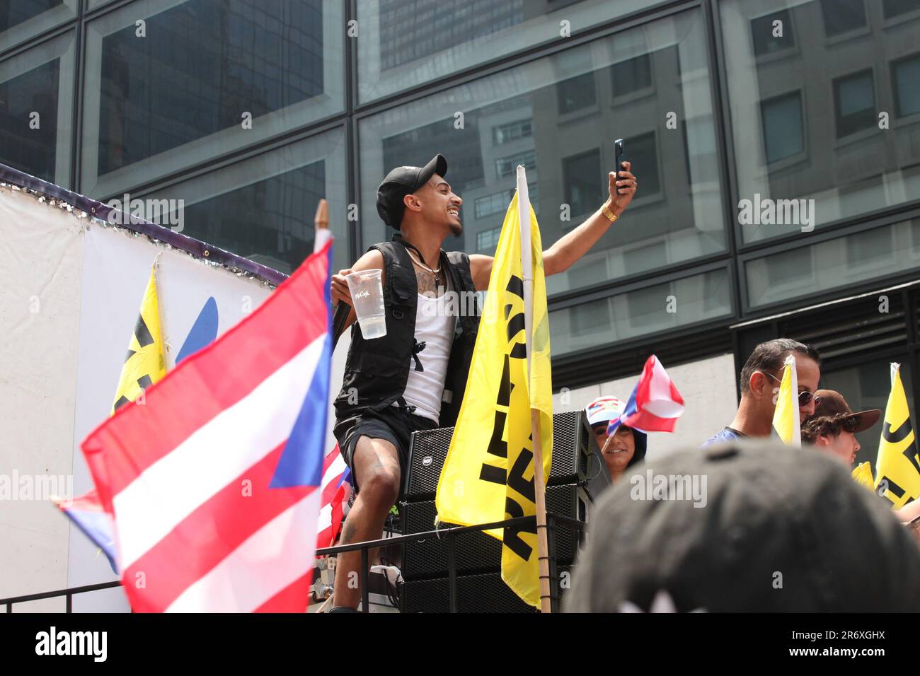 11 giugno 2023, New York City, New York: (NUOVO) Justin Silva alla National Puerto Rican Day Parade. 11 giugno 2023, New York, USA: Stand up comico, attore e TikToker, Justin Silva, nato e cresciuto a New Haven, Connecticut, Partecipa alla National Puerto Rican Day Parade, la più grande dimostrazione di orgoglio culturale che si svolge sulla 5th Avenue a New York, con persone che si allineano alla danza del viale e che festeggiano lungo le sfilate di carri, automobili, ballerini, tra cui famose stelle. Justin Silva ha 5 figli ed è noto per la reale Chance d'Amore (2008), per l'Amore di Ray J (2009) e Aloha Foto Stock