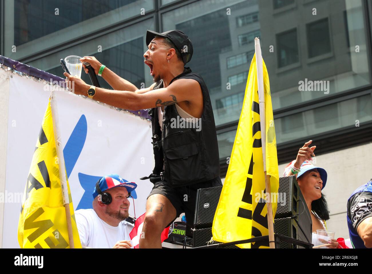 11 giugno 2023, New York City, New York: (NUOVO) Justin Silva alla National Puerto Rican Day Parade. 11 giugno 2023, New York, USA: Stand up comico, attore e TikToker, Justin Silva, nato e cresciuto a New Haven, Connecticut, Partecipa alla National Puerto Rican Day Parade, la più grande dimostrazione di orgoglio culturale che si svolge sulla 5th Avenue a New York, con persone che si allineano alla danza del viale e che festeggiano lungo le sfilate di carri, automobili, ballerini, tra cui famose stelle. Justin Silva ha 5 figli ed è noto per la reale Chance d'Amore (2008), per l'Amore di Ray J (2009) e Aloha Foto Stock