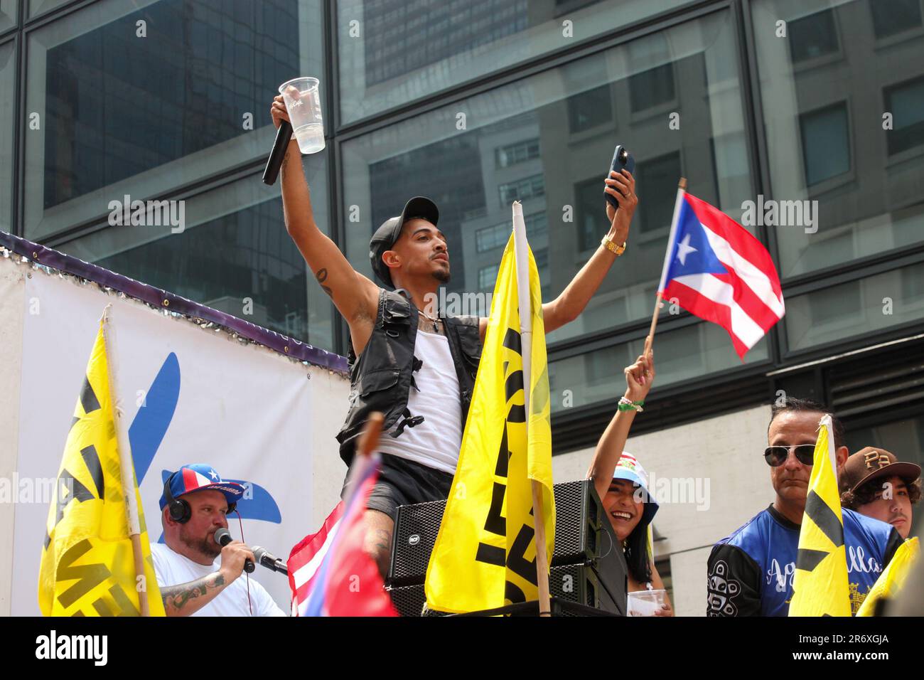 11 giugno 2023, New York City, New York: (NUOVO) Justin Silva alla National Puerto Rican Day Parade. 11 giugno 2023, New York, USA: Stand up comico, attore e TikToker, Justin Silva, nato e cresciuto a New Haven, Connecticut, Partecipa alla National Puerto Rican Day Parade, la più grande dimostrazione di orgoglio culturale che si svolge sulla 5th Avenue a New York, con persone che si allineano alla danza del viale e che festeggiano lungo le sfilate di carri, automobili, ballerini, tra cui famose stelle. Justin Silva ha 5 figli ed è noto per la reale Chance d'Amore (2008), per l'Amore di Ray J (2009) e Aloha Foto Stock