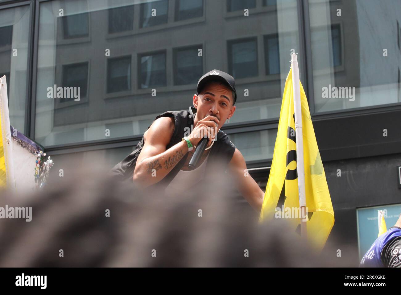 11 giugno 2023, New York City, New York: (NUOVO) Justin Silva alla National Puerto Rican Day Parade. 11 giugno 2023, New York, USA: Stand up comico, attore e TikToker, Justin Silva, nato e cresciuto a New Haven, Connecticut, Partecipa alla National Puerto Rican Day Parade, la più grande dimostrazione di orgoglio culturale che si svolge sulla 5th Avenue a New York, con persone che si allineano alla danza del viale e che festeggiano lungo le sfilate di carri, automobili, ballerini, tra cui famose stelle. Justin Silva ha 5 figli ed è noto per la reale Chance d'Amore (2008), per l'Amore di Ray J (2009) e Aloha Foto Stock