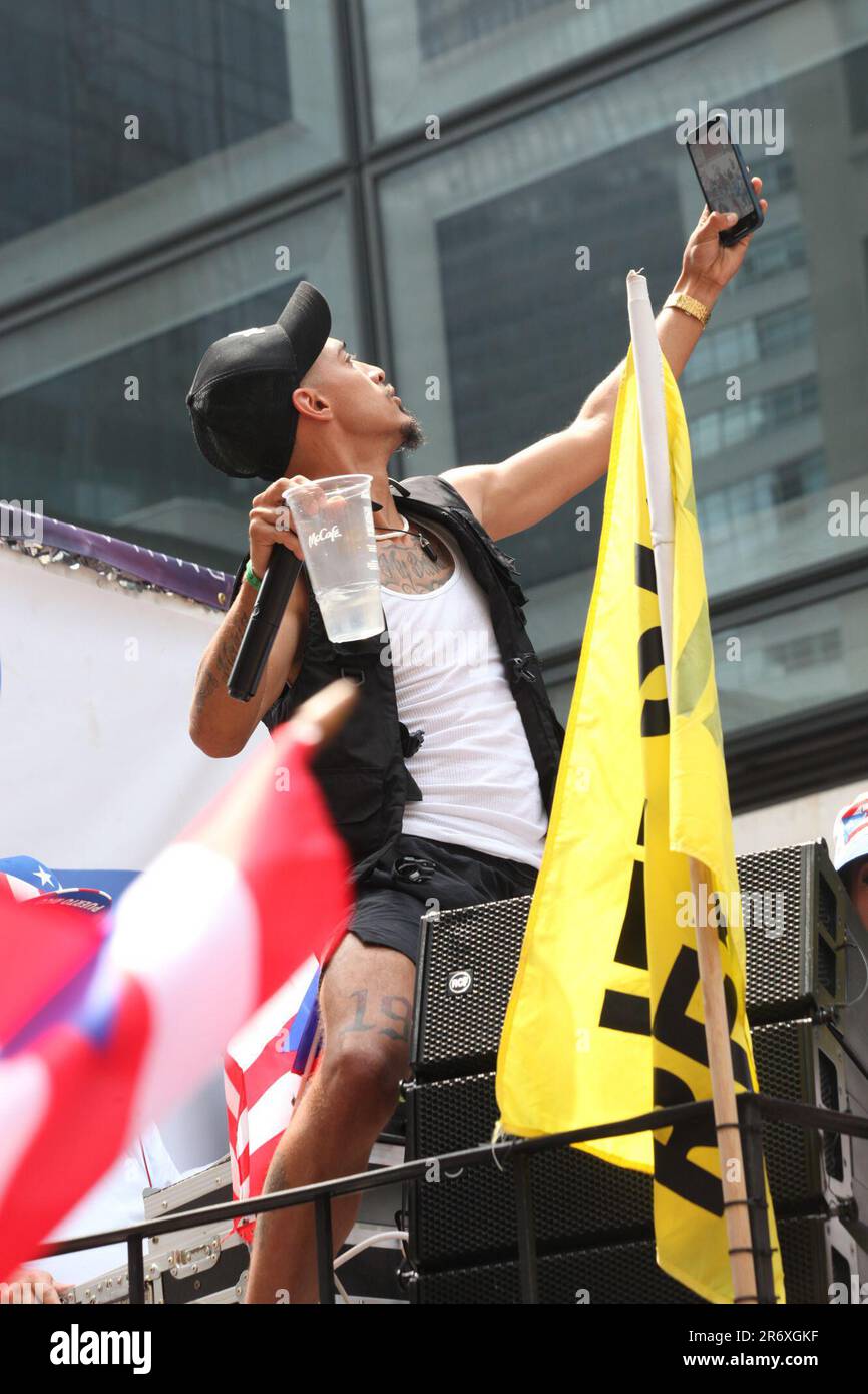 11 giugno 2023, New York City, New York: (NUOVO) Justin Silva alla National Puerto Rican Day Parade. 11 giugno 2023, New York, USA: Stand up comico, attore e TikToker, Justin Silva, nato e cresciuto a New Haven, Connecticut, Partecipa alla National Puerto Rican Day Parade, la più grande dimostrazione di orgoglio culturale che si svolge sulla 5th Avenue a New York, con persone che si allineano alla danza del viale e che festeggiano lungo le sfilate di carri, automobili, ballerini, tra cui famose stelle. Justin Silva ha 5 figli ed è noto per la reale Chance d'Amore (2008), per l'Amore di Ray J (2009) e Aloha Foto Stock