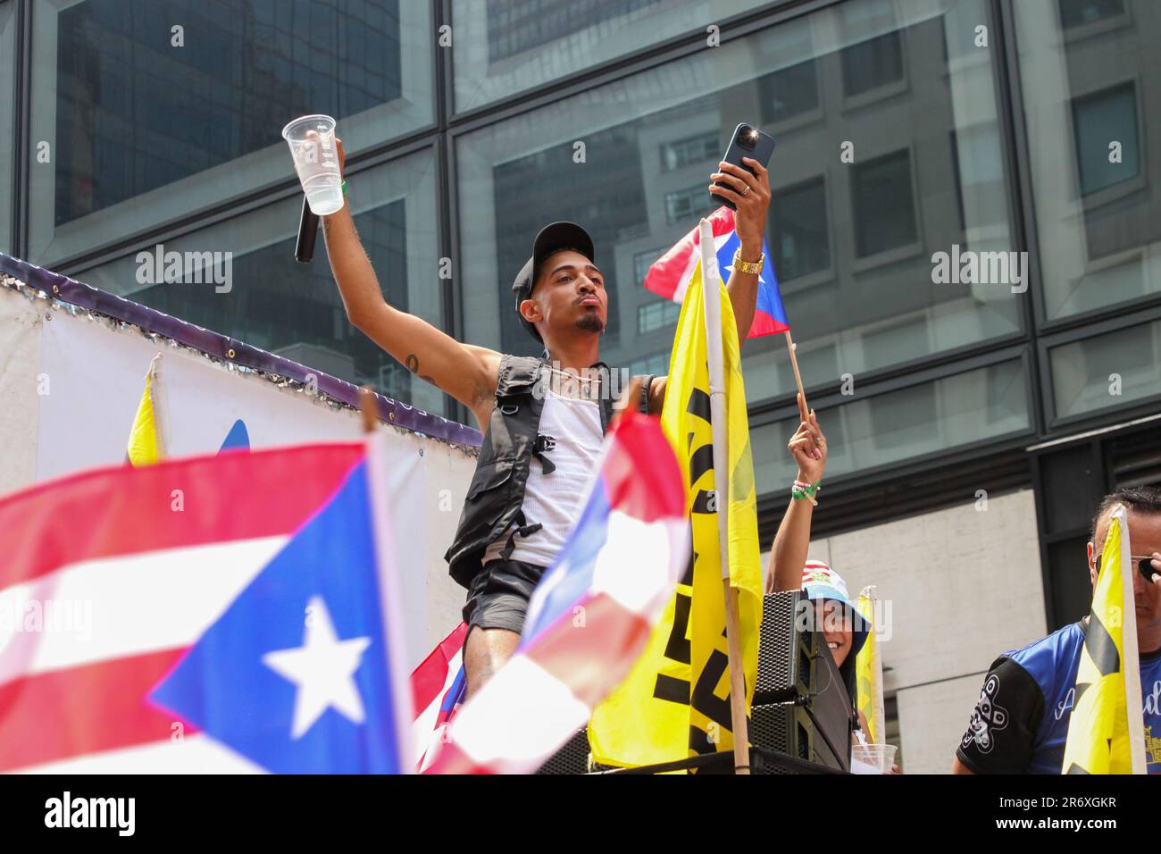 11 giugno 2023, New York City, New York: (NUOVO) Justin Silva alla National Puerto Rican Day Parade. 11 giugno 2023, New York, USA: Stand up comico, attore e TikToker, Justin Silva, nato e cresciuto a New Haven, Connecticut, Partecipa alla National Puerto Rican Day Parade, la più grande dimostrazione di orgoglio culturale che si svolge sulla 5th Avenue a New York, con persone che si allineano alla danza del viale e che festeggiano lungo le sfilate di carri, automobili, ballerini, tra cui famose stelle. Justin Silva ha 5 figli ed è noto per la reale Chance d'Amore (2008), per l'Amore di Ray J (2009) e Aloha Foto Stock