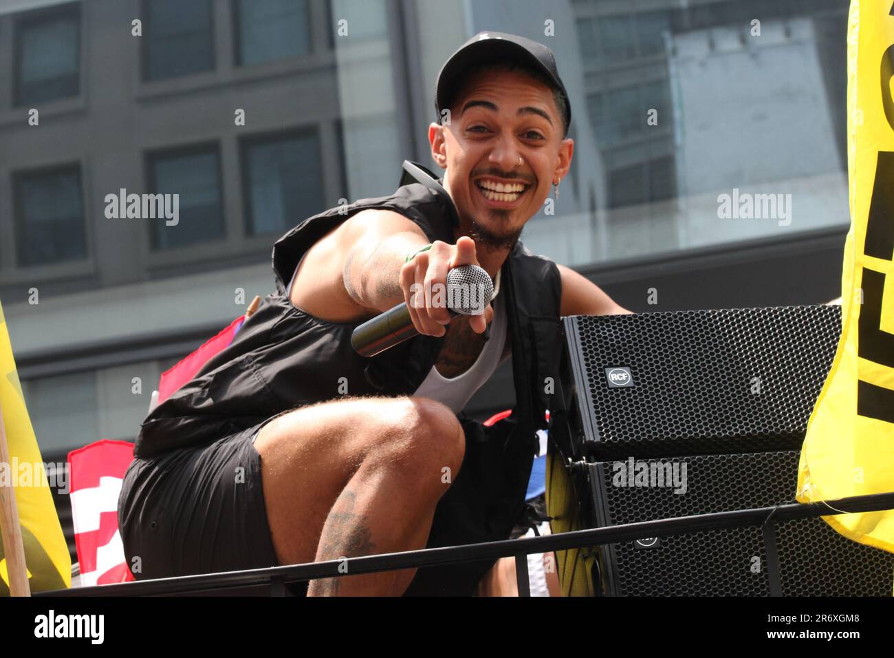 11 giugno 2023, New York City, New York: (NUOVO) Justin Silva alla National Puerto Rican Day Parade. 11 giugno 2023, New York, USA: Stand up comico, attore e TikToker, Justin Silva, nato e cresciuto a New Haven, Connecticut, Partecipa alla National Puerto Rican Day Parade, la più grande dimostrazione di orgoglio culturale che si svolge sulla 5th Avenue a New York, con persone che si allineano alla danza del viale e che festeggiano lungo le sfilate di carri, automobili, ballerini, tra cui famose stelle. Justin Silva ha 5 figli ed è noto per la reale Chance d'Amore (2008), per l'Amore di Ray J (2009) e Aloha Foto Stock