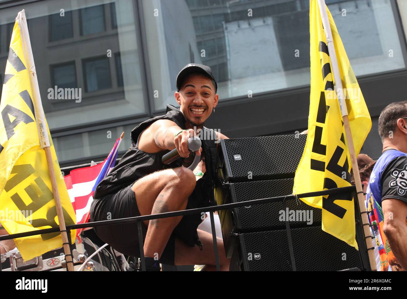 11 giugno 2023, New York City, New York: (NUOVO) Justin Silva alla National Puerto Rican Day Parade. 11 giugno 2023, New York, USA: Stand up comico, attore e TikToker, Justin Silva, nato e cresciuto a New Haven, Connecticut, Partecipa alla National Puerto Rican Day Parade, la più grande dimostrazione di orgoglio culturale che si svolge sulla 5th Avenue a New York, con persone che si allineano alla danza del viale e che festeggiano lungo le sfilate di carri, automobili, ballerini, tra cui famose stelle. Justin Silva ha 5 figli ed è noto per la reale Chance d'Amore (2008), per l'Amore di Ray J (2009) e Aloha Foto Stock