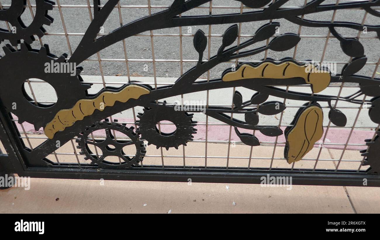 Los Angeles, California, USA 8th Giugno 2023 Butterfly Pupa Larva Metal Artwork al Evergreen Cemetery al 204 N. Evergreen Avenue il 8 Giugno 2023 a Los Angeles, California, USA. Foto di Barry King/Alamy Stock Photo Foto Stock