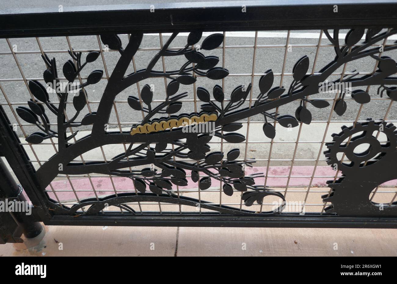 Los Angeles, California, USA 8th Giugno 2023 Butterfly Pupa Larva Metal Artwork al Evergreen Cemetery al 204 N. Evergreen Avenue il 8 Giugno 2023 a Los Angeles, California, USA. Foto di Barry King/Alamy Stock Photo Foto Stock