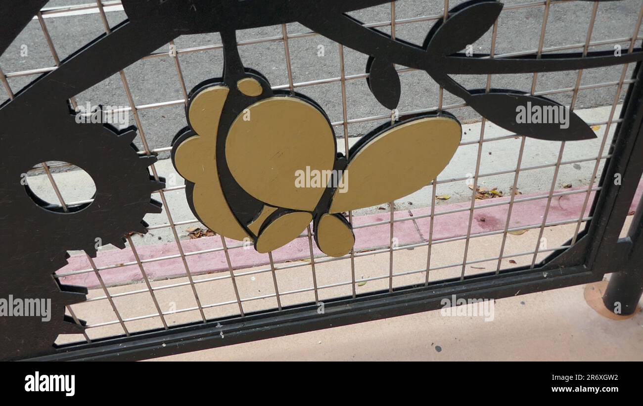 Los Angeles, California, USA 8th Giugno 2023 Butterfly Pupa Larva Metal Artwork al Evergreen Cemetery al 204 N. Evergreen Avenue il 8 Giugno 2023 a Los Angeles, California, USA. Foto di Barry King/Alamy Stock Photo Foto Stock