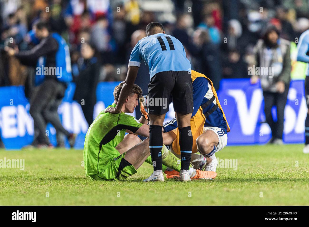 Tolosa, Argentina. 31st Jan, 2021. L'Uruguay Juan De Los Santos e il portiere Sebastiano Desplanches dopo la finale della Coppa del mondo FIFA U20 Uruguay U20 vs Italia U20 allo stadio la Plata di Tolosa, Argentina, 11th giugno 2023 (Foto di Mateo occhi/News Images) a Tolosa, Argentina, il 1/31/2021. (Foto di Mateo occhi/News Images/Sipa USA) Credit: Sipa USA/Alamy Live News Foto Stock