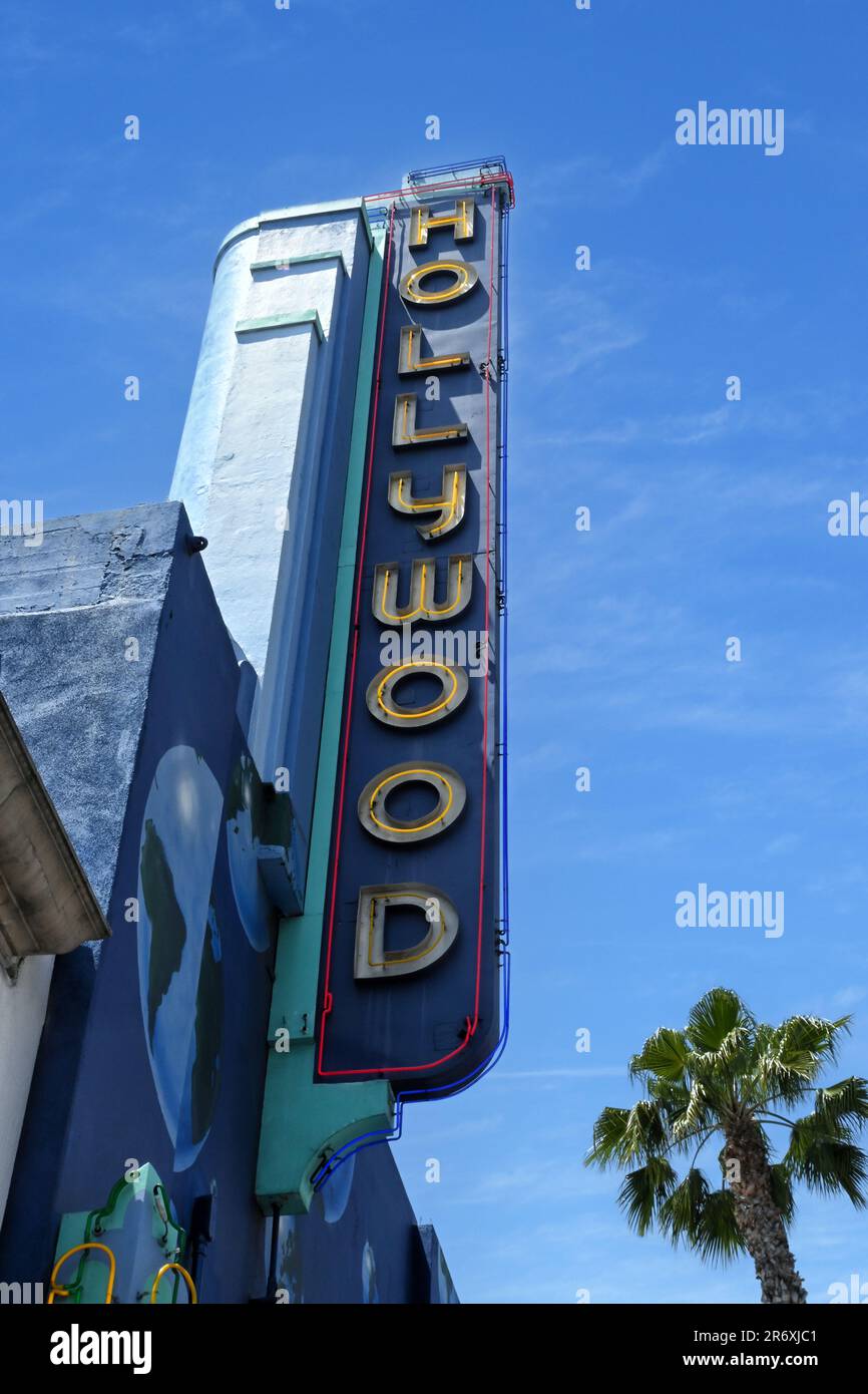 HOLLYWOOD, CALIFORNIA - 11 MAGGIO 2023: Cartello di Hollywood sull'edificio Guinness World of Records su Hollywood Boulevard. Foto Stock