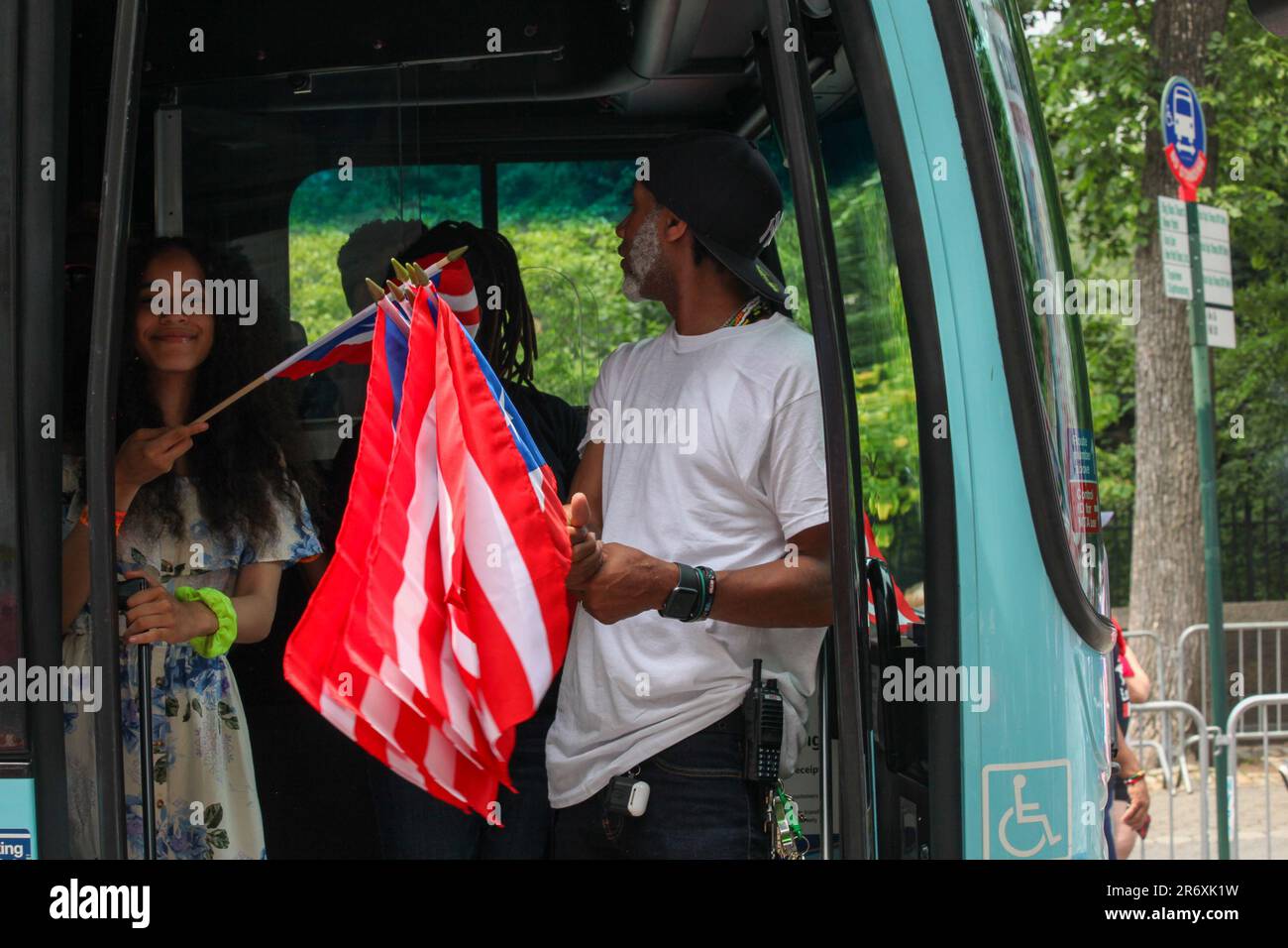 New York, Stati Uniti. 11 giugno 2023, New York City, New York: (NUOVA) Parata nazionale di Puerto Rican Day. 11 giugno 2023, New York, USA: La National Puerto Rican Day Parade, che è la più grande dimostrazione di orgoglio culturale, si svolge sulla 5th Avenue a New York, con persone che allineano il viale danzando e allietando lungo le parate di carri, automobili, ballerini tra cui famose stelle. La parata si svolge la seconda Domenica di Giugno, in onore dei 3,2 milioni di abitanti di Porto Rico e di tutte le persone di nascita o patrimonio portoricano residenti sulla terraferma degli Stati Uniti. Credit: Jennifer Fote/Thenews2 (Foto: Jennifer Fote Foto Stock