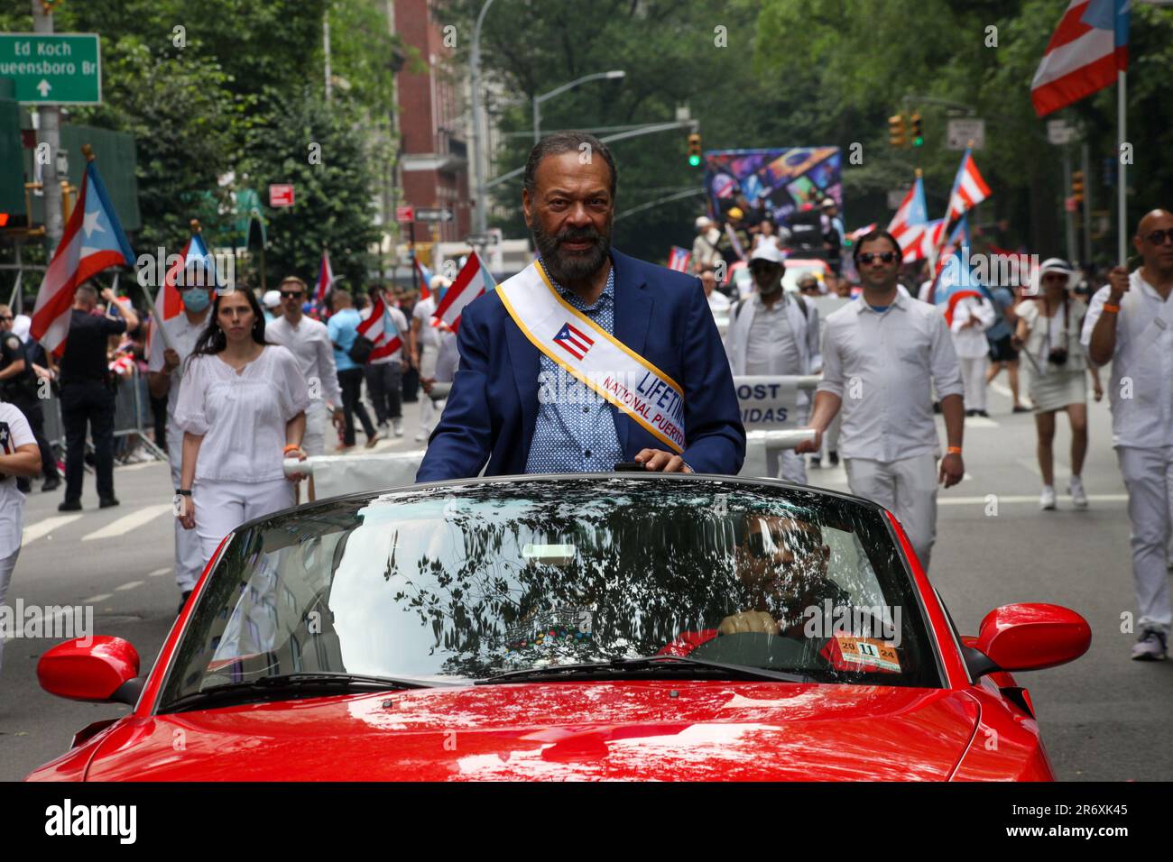 New York, Stati Uniti. 11 giugno 2023, New York City, New York: (NUOVA) Parata nazionale di Puerto Rican Day. 11 giugno 2023, New York, USA: La National Puerto Rican Day Parade, che è la più grande dimostrazione di orgoglio culturale, si svolge sulla 5th Avenue a New York, con persone che allineano il viale danzando e allietando lungo le parate di carri, automobili, ballerini tra cui famose stelle. La parata si svolge la seconda Domenica di Giugno, in onore dei 3,2 milioni di abitanti di Porto Rico e di tutte le persone di nascita o patrimonio portoricano residenti sulla terraferma degli Stati Uniti. Credit: Jennifer Fote/Thenews2 (Foto: Jennifer Fote Foto Stock
