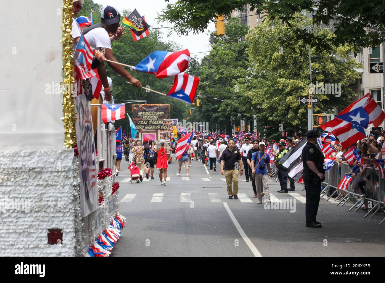 New York, Stati Uniti. 11 giugno 2023, New York City, New York: (NUOVA) Parata nazionale di Puerto Rican Day. 11 giugno 2023, New York, USA: La National Puerto Rican Day Parade, che è la più grande dimostrazione di orgoglio culturale, si svolge sulla 5th Avenue a New York, con persone che allineano il viale danzando e allietando lungo le parate di carri, automobili, ballerini tra cui famose stelle. La parata si svolge la seconda Domenica di Giugno, in onore dei 3,2 milioni di abitanti di Porto Rico e di tutte le persone di nascita o patrimonio portoricano residenti sulla terraferma degli Stati Uniti. Credit: ZUMA Press, Inc./Alamy Live News Foto Stock