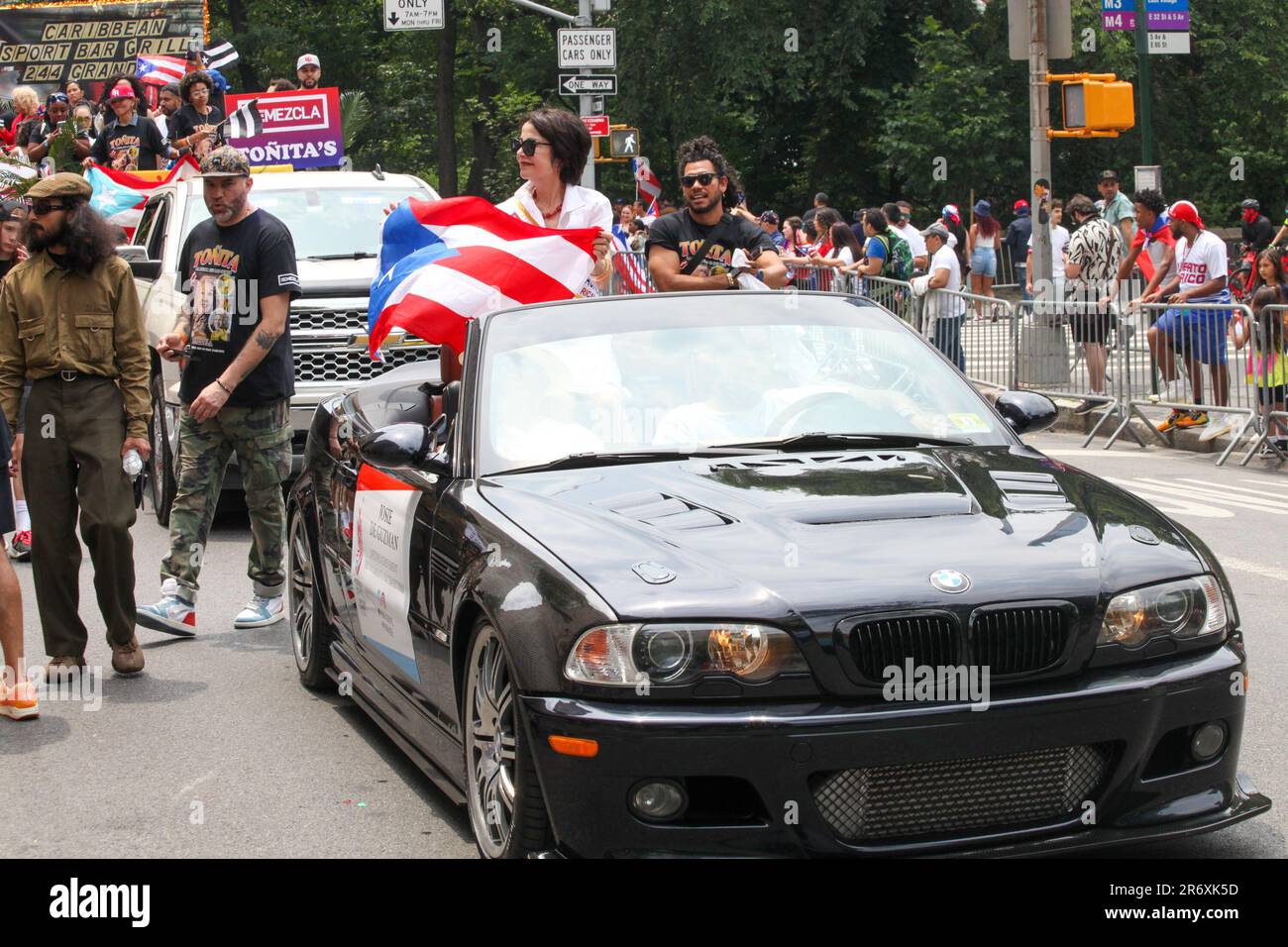 New York, Stati Uniti. 11 giugno 2023, New York City, New York: (NUOVA) Parata nazionale di Puerto Rican Day. 11 giugno 2023, New York, USA: La National Puerto Rican Day Parade, che è la più grande dimostrazione di orgoglio culturale, si svolge sulla 5th Avenue a New York, con persone che allineano il viale danzando e allietando lungo le parate di carri, automobili, ballerini tra cui famose stelle. La parata si svolge la seconda Domenica di Giugno, in onore dei 3,2 milioni di abitanti di Porto Rico e di tutte le persone di nascita o patrimonio portoricano residenti sulla terraferma degli Stati Uniti. Credit: ZUMA Press, Inc./Alamy Live News Foto Stock
