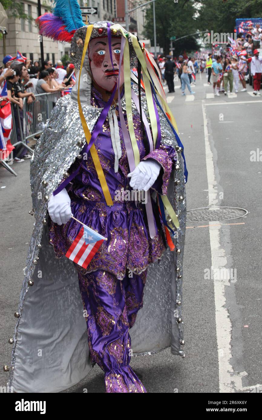 New York, Stati Uniti. 11 giugno 2023, New York City, New York: (NUOVA) Parata nazionale di Puerto Rican Day. 11 giugno 2023, New York, USA: La National Puerto Rican Day Parade, che è la più grande dimostrazione di orgoglio culturale, si svolge sulla 5th Avenue a New York, con persone che allineano il viale danzando e allietando lungo le parate di carri, automobili, ballerini tra cui famose stelle. La parata si svolge la seconda Domenica di Giugno, in onore dei 3,2 milioni di abitanti di Porto Rico e di tutte le persone di nascita o patrimonio portoricano residenti sulla terraferma degli Stati Uniti. Credit: ZUMA Press, Inc./Alamy Live News Foto Stock