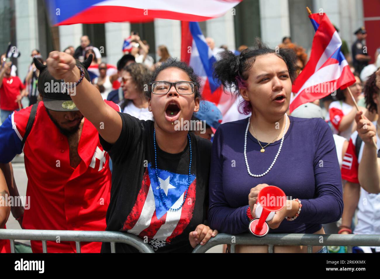 New York, Stati Uniti. 11 giugno 2023, New York City, New York: (NUOVA) Parata nazionale di Puerto Rican Day. 11 giugno 2023, New York, USA: La National Puerto Rican Day Parade, che è la più grande dimostrazione di orgoglio culturale, si svolge sulla 5th Avenue a New York, con persone che allineano il viale danzando e allietando lungo le parate di carri, automobili, ballerini tra cui famose stelle. La parata si svolge la seconda Domenica di Giugno, in onore dei 3,2 milioni di abitanti di Porto Rico e di tutte le persone di nascita o patrimonio portoricano residenti sulla terraferma degli Stati Uniti. Credit: ZUMA Press, Inc./Alamy Live News Foto Stock