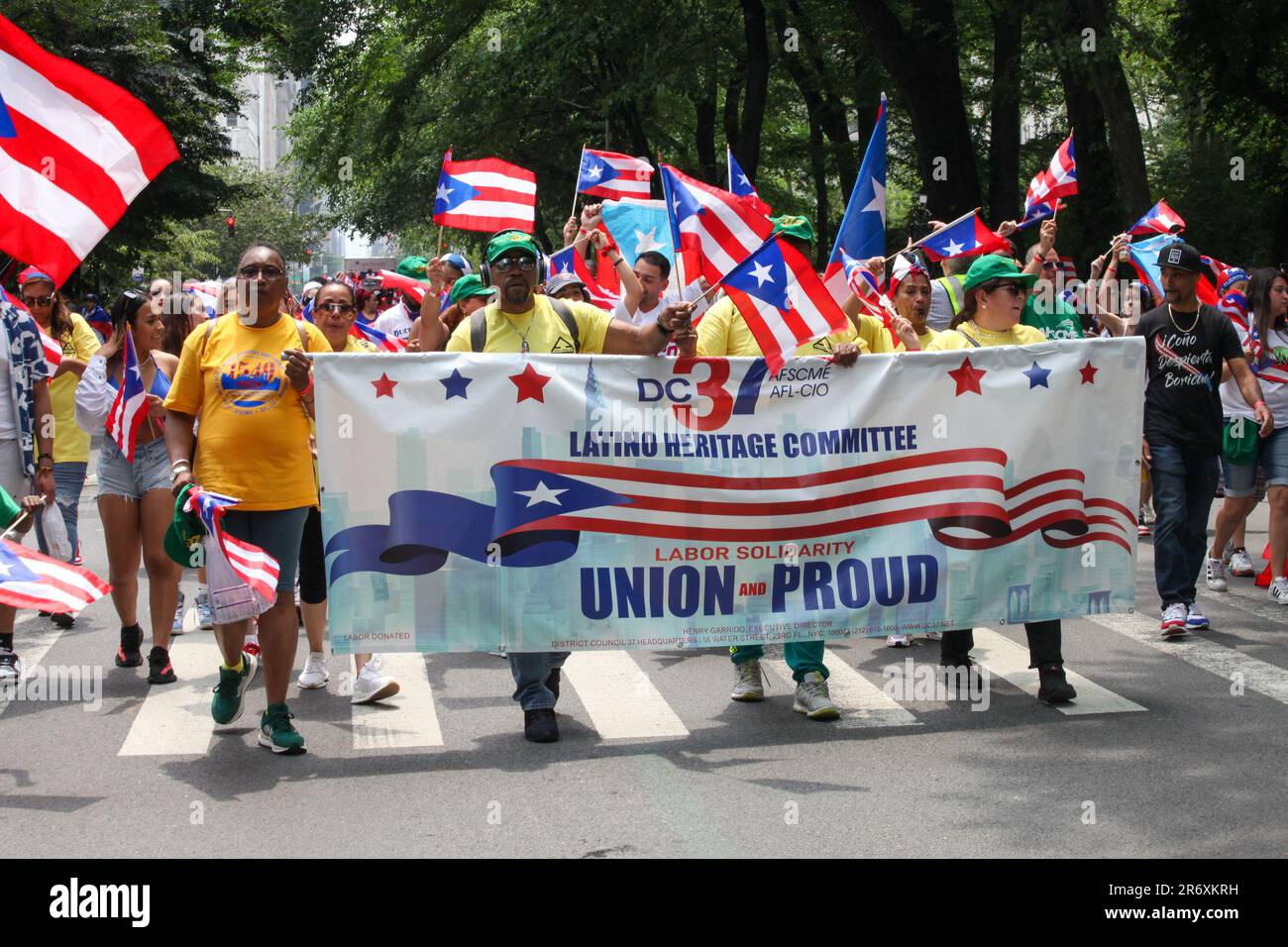 New York, Stati Uniti. 11 giugno 2023, New York City, New York: (NUOVA) Parata nazionale di Puerto Rican Day. 11 giugno 2023, New York, USA: La National Puerto Rican Day Parade, che è la più grande dimostrazione di orgoglio culturale, si svolge sulla 5th Avenue a New York, con persone che allineano il viale danzando e allietando lungo le parate di carri, automobili, ballerini tra cui famose stelle. La parata si svolge la seconda Domenica di Giugno, in onore dei 3,2 milioni di abitanti di Porto Rico e di tutte le persone di nascita o patrimonio portoricano residenti sulla terraferma degli Stati Uniti. Credit: ZUMA Press, Inc./Alamy Live News Foto Stock