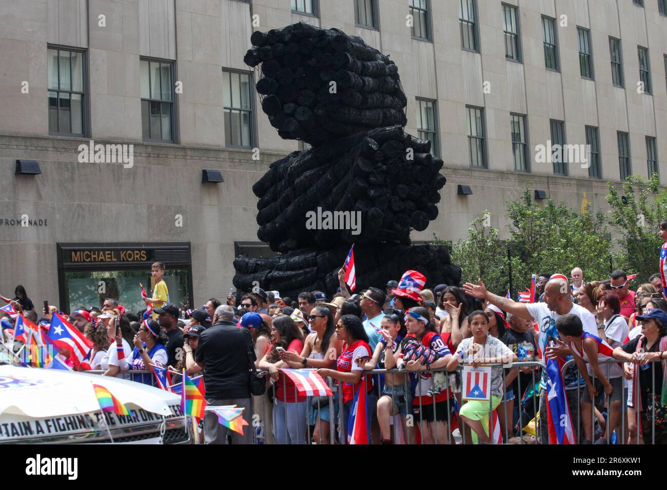 New York, Stati Uniti. 11 giugno 2023, New York City, New York: (NUOVA) Parata nazionale di Puerto Rican Day. 11 giugno 2023, New York, USA: La National Puerto Rican Day Parade, che è la più grande dimostrazione di orgoglio culturale, si svolge sulla 5th Avenue a New York, con persone che allineano il viale danzando e allietando lungo le parate di carri, automobili, ballerini tra cui famose stelle. La parata si svolge la seconda Domenica di Giugno, in onore dei 3,2 milioni di abitanti di Porto Rico e di tutte le persone di nascita o patrimonio portoricano residenti sulla terraferma degli Stati Uniti. Credit: ZUMA Press, Inc./Alamy Live News Foto Stock