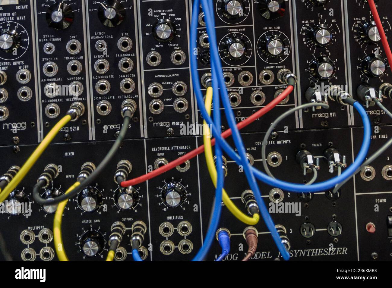 Il sintetizzatore modello 10 di R. A. Moog Co. È stato realizzato dal 1971 al 1973. E 'stato ripreso nel 2019 ed è ancora fatto. Foto Stock Il sintetizzatore modello 10 di R. A. Moog Co. È stato realizzato dal 1971 al 1973. E 'stato ripreso nel 2019 ed è ancora fatto. Foto Stock