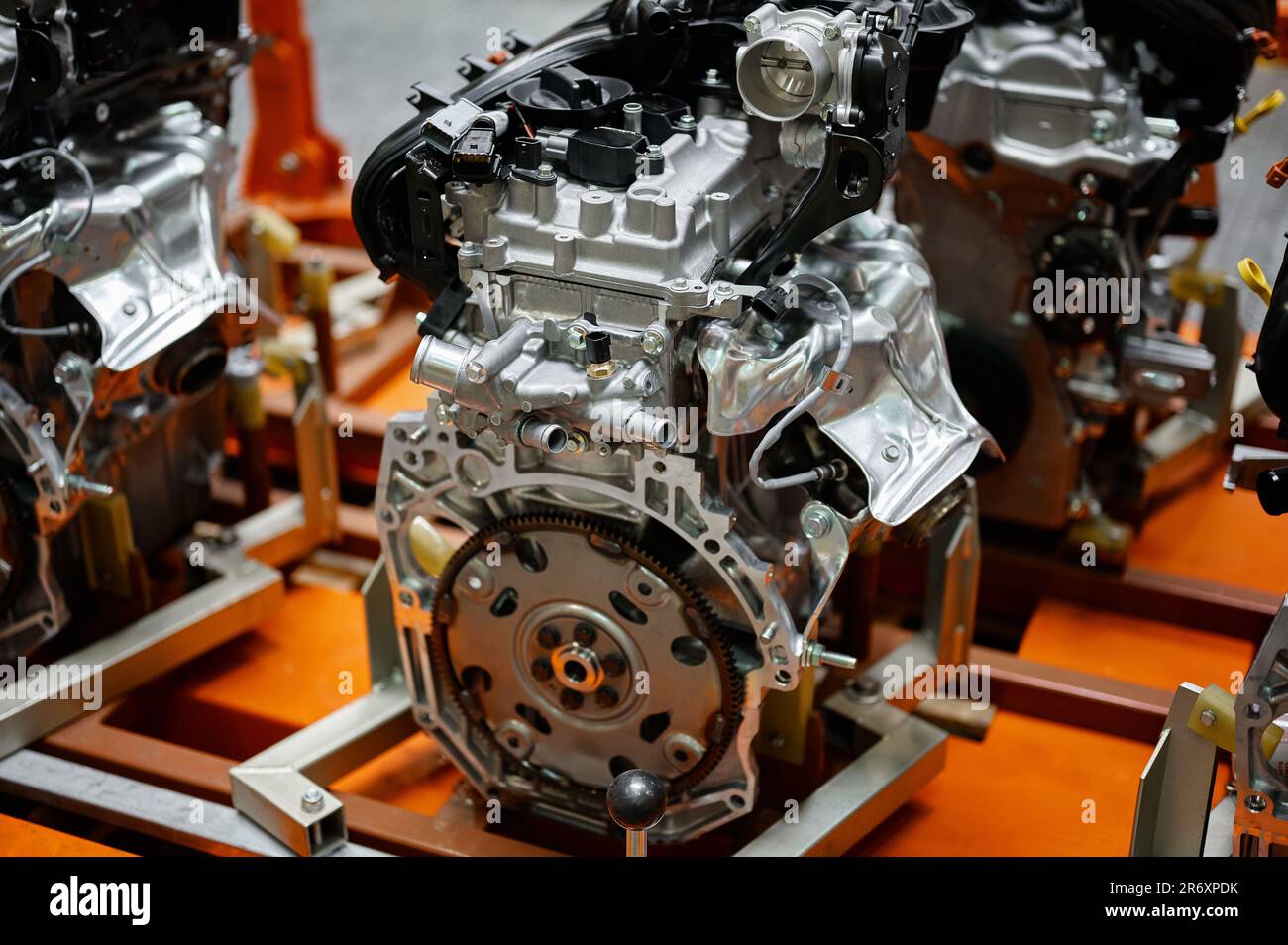 Motore a combustione interna per auto in officina Foto Stock