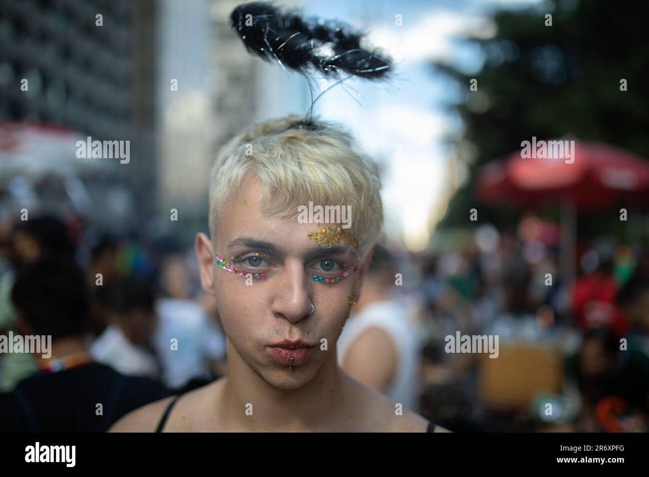 San Paolo, Brasile. 11th giugno, 2023. Un partecipante festeggia all'annuale LGBT Gay Pride Parade su Av. Paulista. Con quattro milioni di partecipanti, è la più grande sfilata di orgoglio gay del mondo, secondo gli organizzatori. Credit: Andrea Lucas/dpa/Alamy Live News Foto Stock