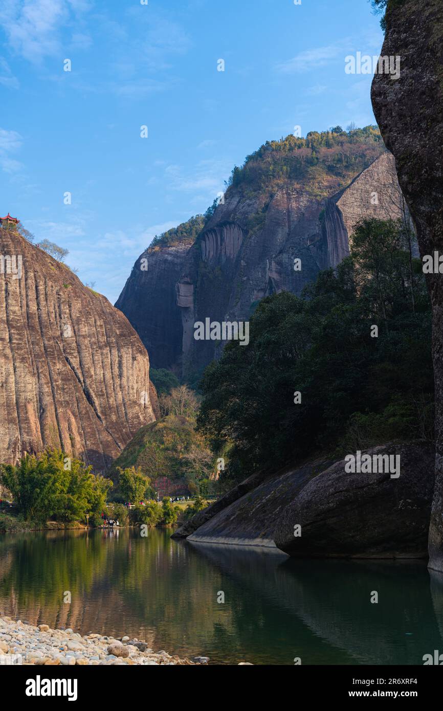 Il Fujian Wuyishan Tian Youfeng si affaccia su Jiuqu Xi, noto anche come il fiume a nove curve, con un'immagine del tramonto da terra Foto Stock