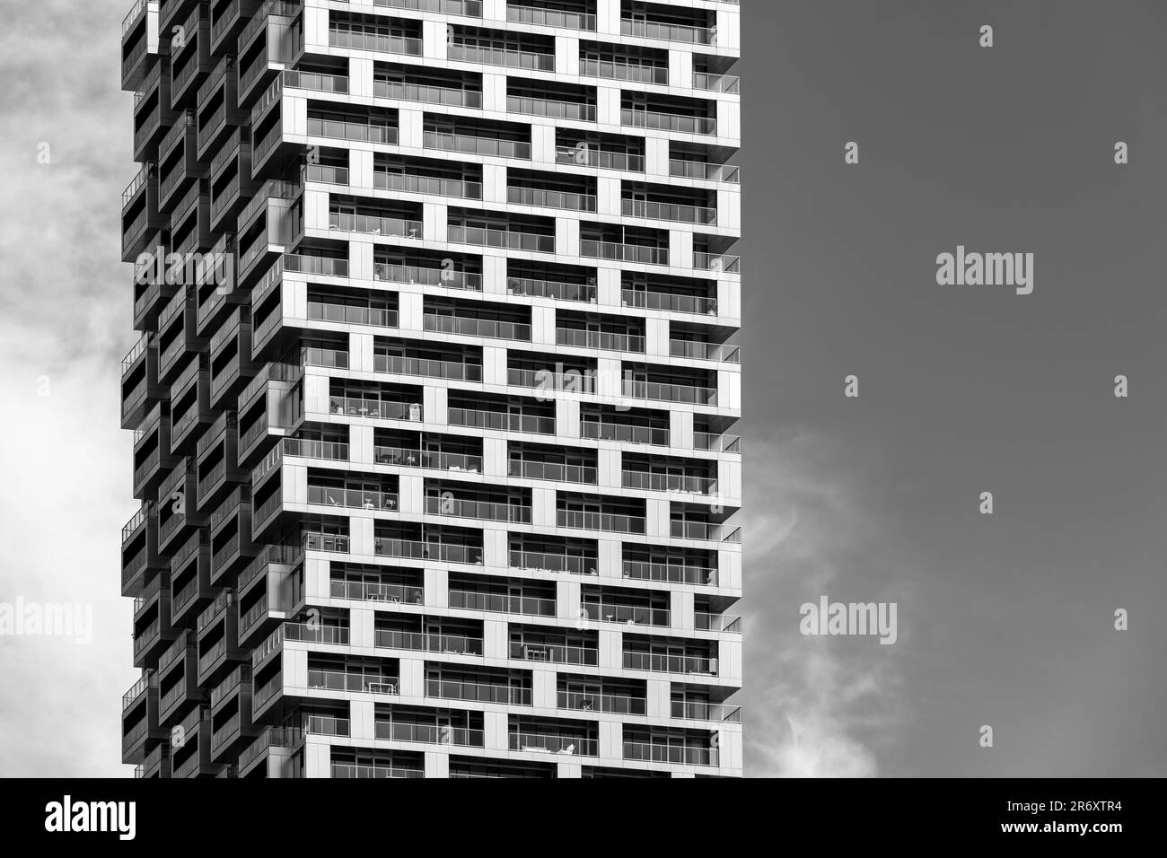 Moderno edificio di appartamenti in bianco e nero, Vancouver, British Columbia, Canada. Foto Stock