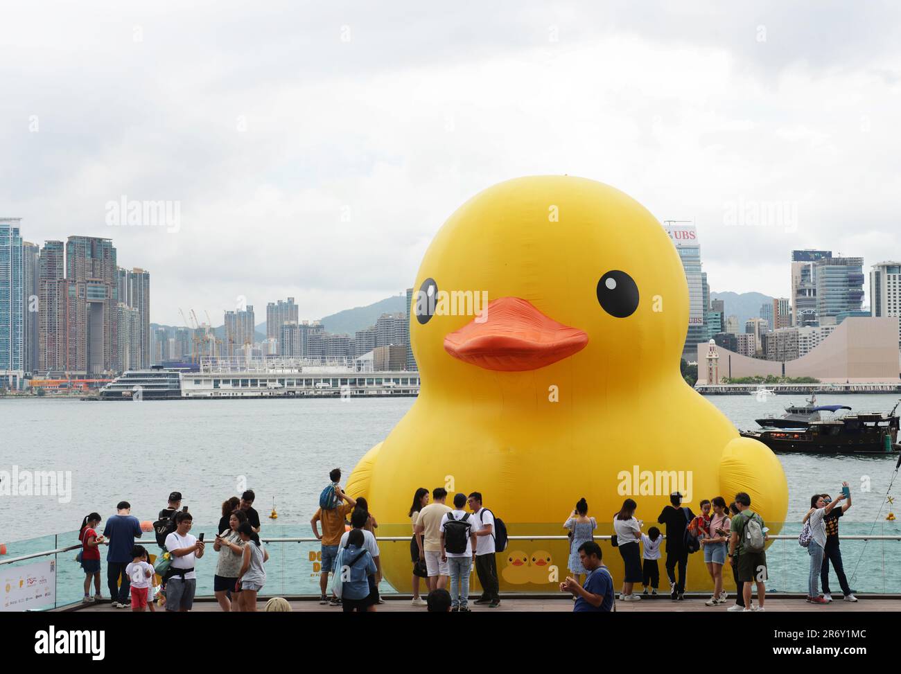 L'anatra di gomma di Florentijn Hofman ritorna a Hong Kong. Foto Stock