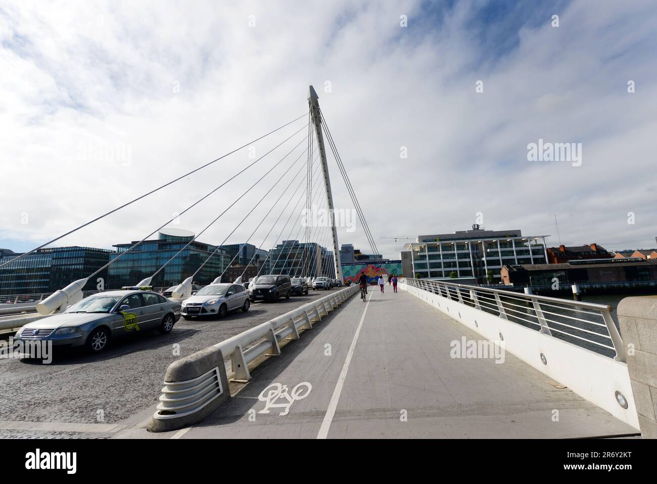 La Samuel Beckett ponte sopra il fiume Liffey a Dublino, Irlanda. Foto Stock
