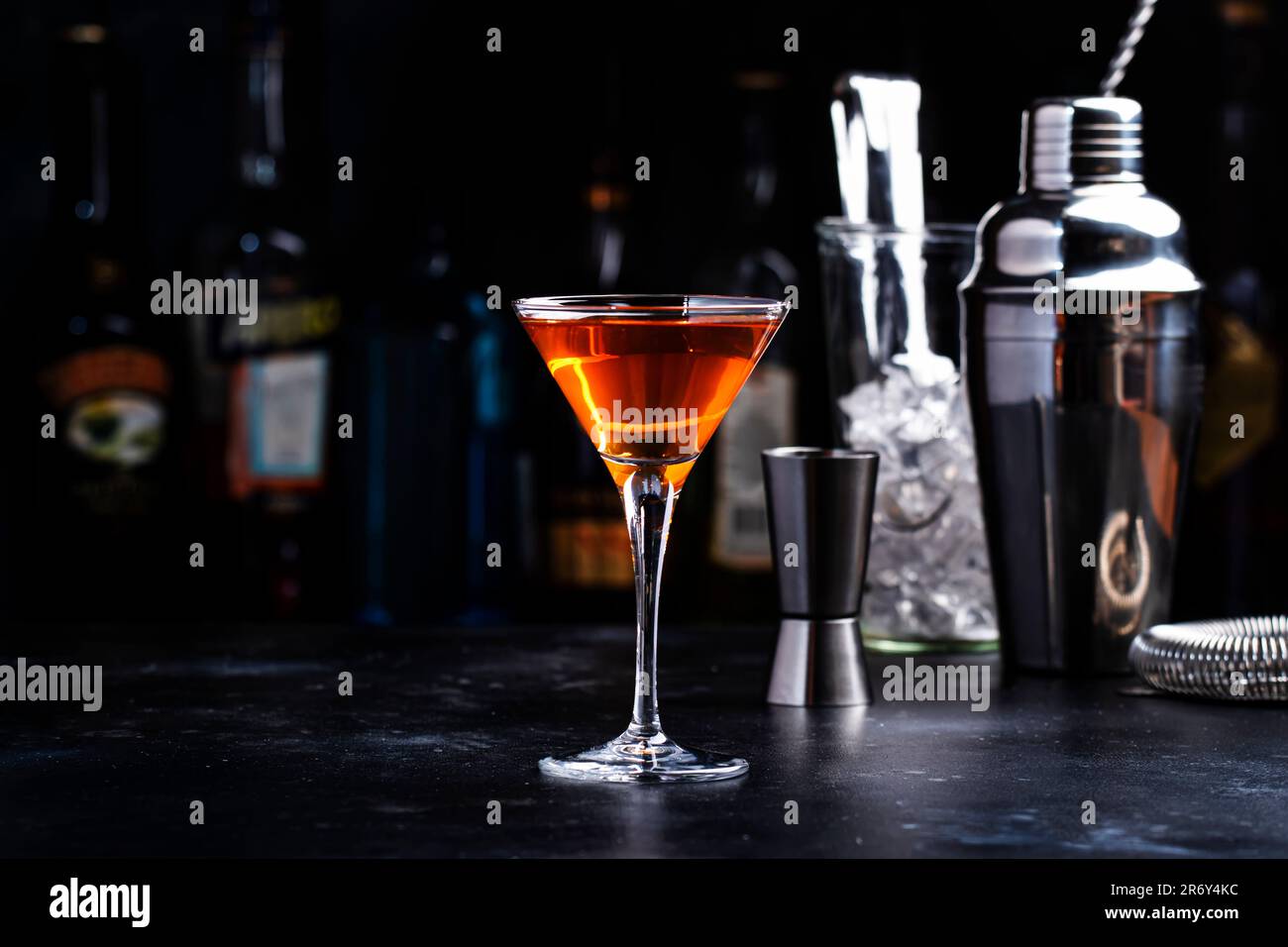 Cocktail alcolico Bobby Burns con whisky scotch, vermouth e liquore in vetro martini, sfondo del banco del bar scuro Foto Stock