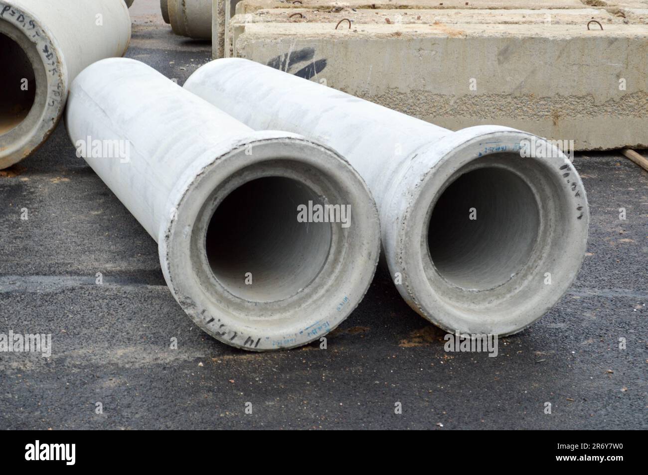 Grande cemento pietra di cemento fognature tubi idraulici di grande diametro per la costruzione industriale di approvvigionamento idrico o fognature in un cantiere du Foto Stock