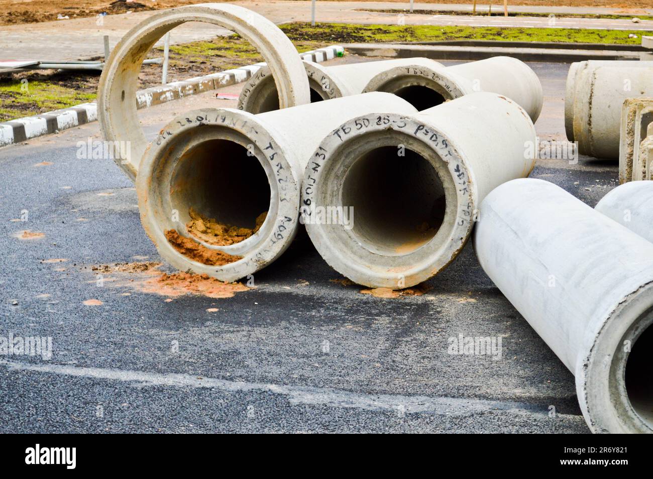 Grande cemento pietra di cemento fognature tubi idraulici di grande diametro per la costruzione industriale di approvvigionamento idrico o fognature in un cantiere du Foto Stock