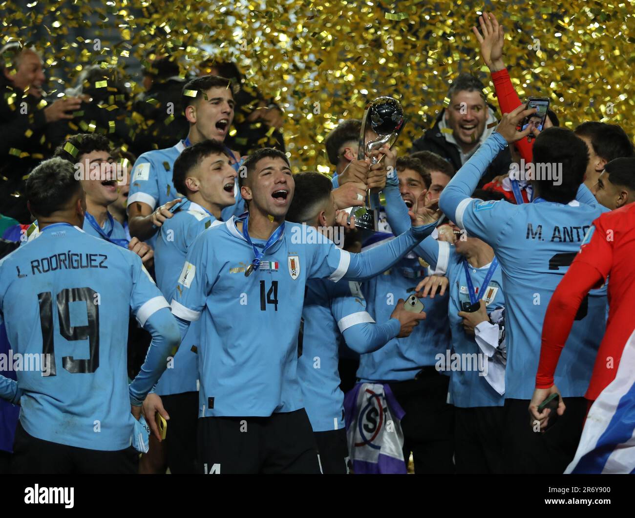 La Plata, Argentina. 11th giugno, 2023. I giocatori dell'Uruguay festeggiano la vittoria dopo la partita finale della Coppa del mondo FIFA U20 tra Uruguay e Italia a la Plata, in Argentina, il 11 giugno 2023. Credit: Martin Zabala/Xinhua/Alamy Live News Foto Stock