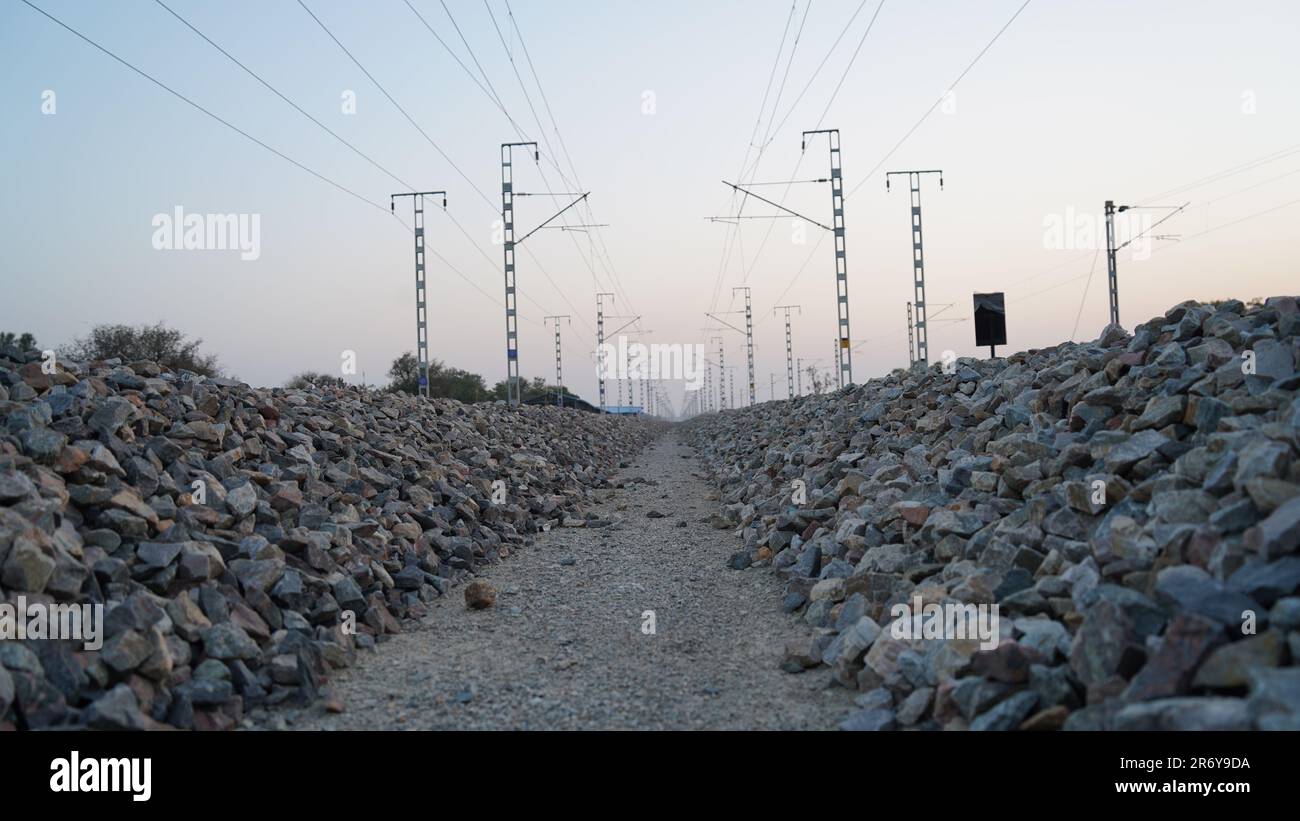 Dettaglio delle linee ferroviarie ad alta velocità vicino al Reengus Junction, India. Distanza in prossimità di binari ferroviari e piccoli frammenti di roccia. Foto Stock