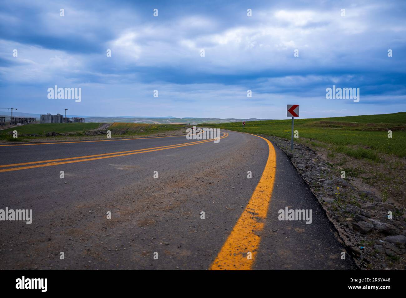 Strada di alta qualità pavimentata di recente con linee gialle Foto Stock