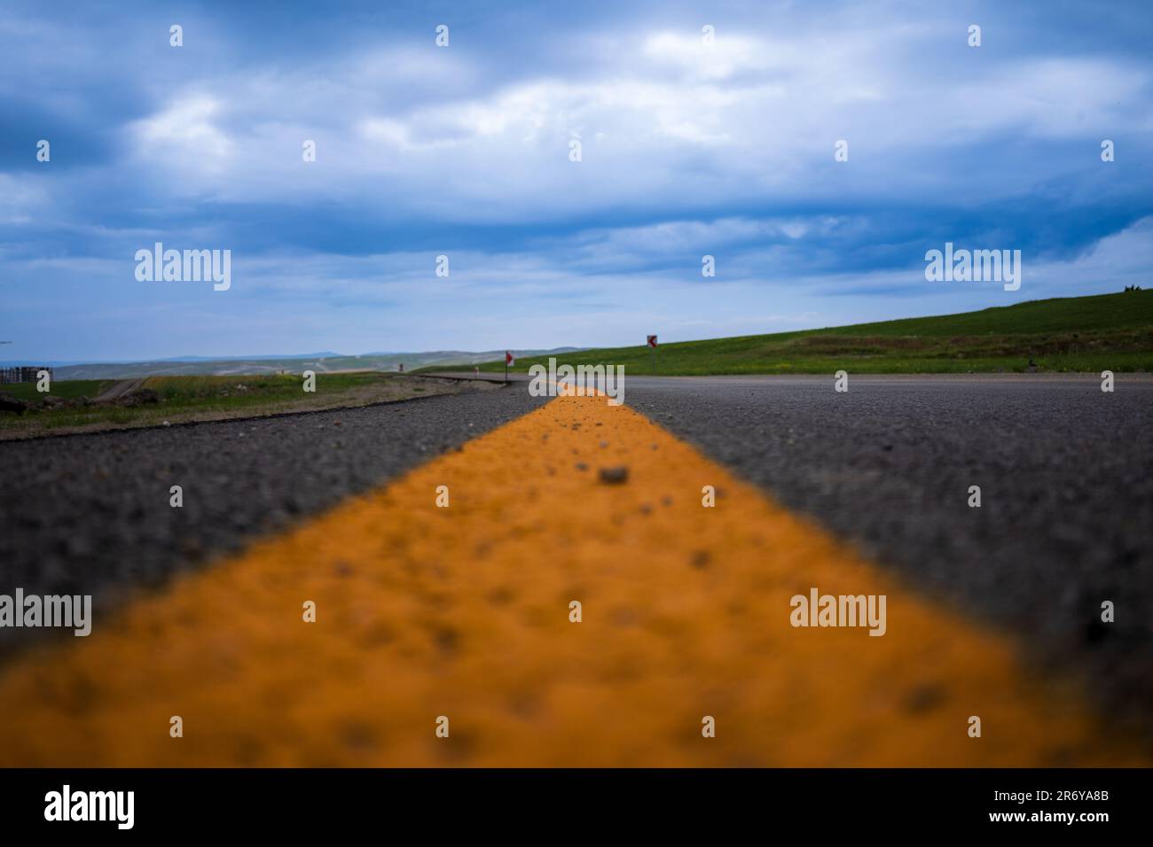 Strada di alta qualità pavimentata di recente con linee gialle Foto Stock