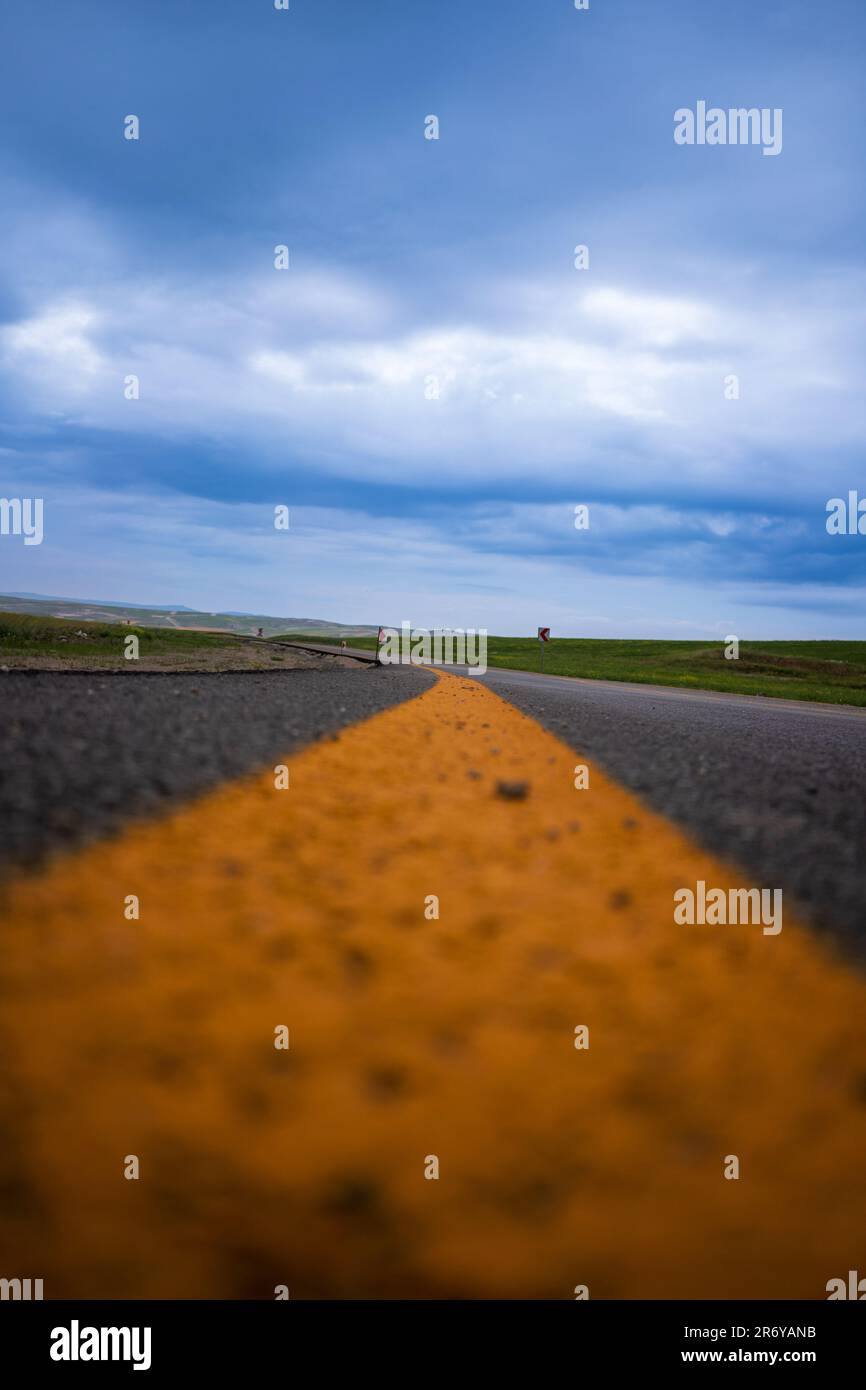 Strada di alta qualità pavimentata di recente con linee gialle Foto Stock