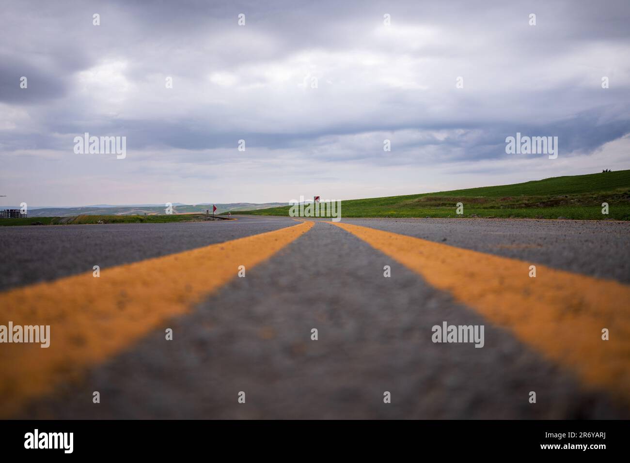 Strada di alta qualità pavimentata di recente con linee gialle Foto Stock