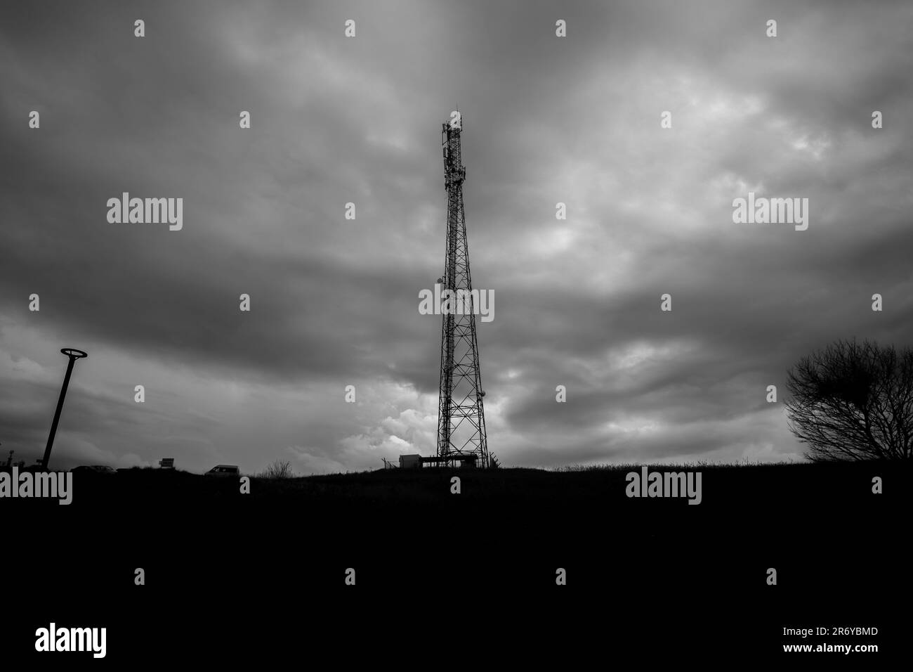 Television Cell Tower bianco e nero Foto Stock