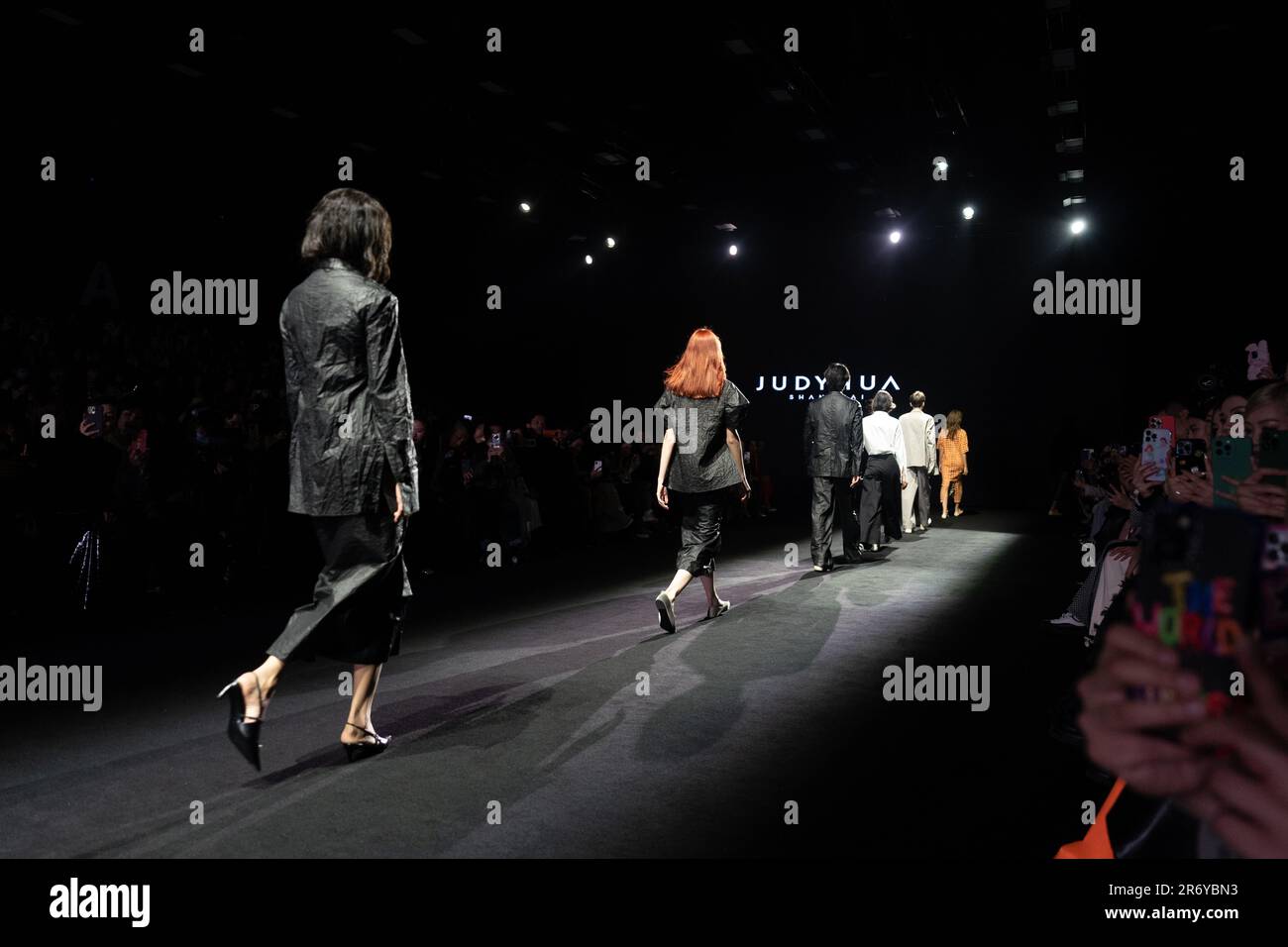 Shanghai, Cina. 24th Mar, 2023. SHANGHAI, CINA - 24 MARZO 2023 - Models partecipa al JUDYHUA SHANGHAI show durante la settimana della moda di Shanghai Autunno/Inverno 2023 a Shanghai, Cina, 24 marzo 2023. (Foto di Costfoto/NurPhoto) Credit: NurPhoto SRL/Alamy Live News Foto Stock