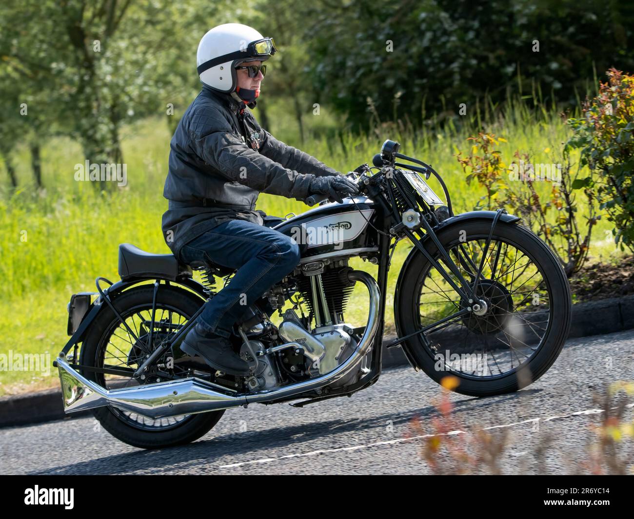 Stony Stratford, Regno Unito - Giugno 4th 2023: 1947 Black NORTON classica moto in viaggio su una strada di campagna inglese. Foto Stock