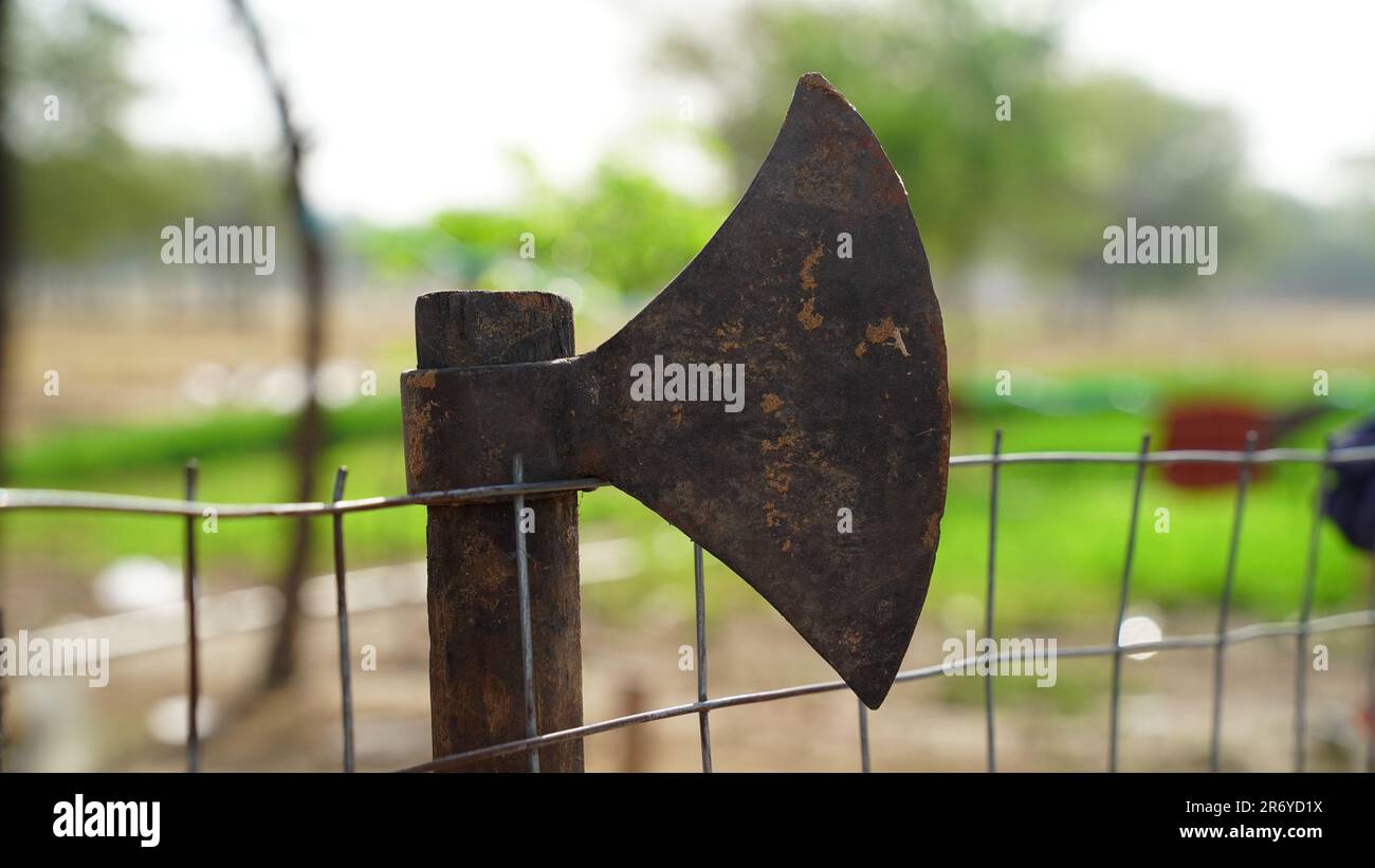 Tradizionale ascia a mano tomahawk usata dagli indiani nativi americani esposta su una recinzione di ferro all'aperto. Foto Stock