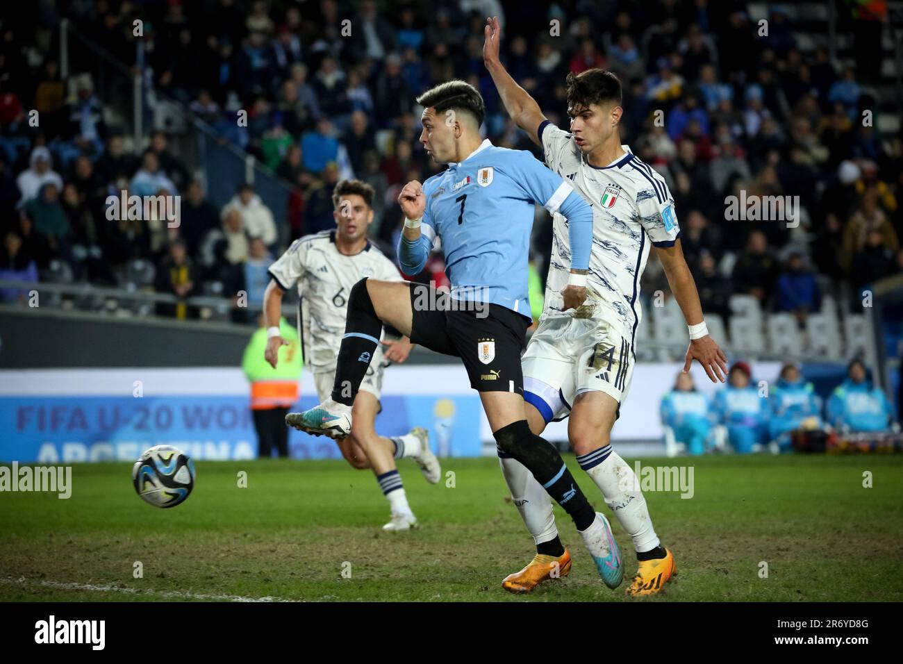 La Plata, Argentina. 11th giugno, 2023. Samuel giovane (L), Gabriele Guarino d'Italia (R) e Anderson Duarte d'Uruguay (C) visti in azione durante la partita tra Uruguay vs Italia nell'ambito della Coppa del mondo U20 Argentina 2023 - finale all'Estadio unico 'Diego Armando Maradona'. Punteggio finale: Uruguay 1 - 0 Italia Credit: SOPA Images Limited/Alamy Live News Foto Stock