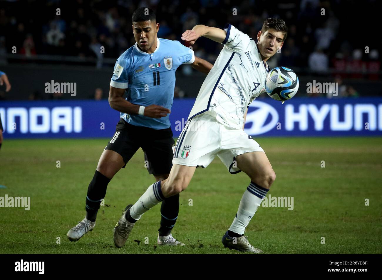 La Plata, Argentina. 11th giugno, 2023. Juan De Los Santos dell'Uruguay (L) e Matteo Prati dell'Italia (R) visti in azione durante la partita tra Uruguay vs Italia nell'ambito della Coppa del mondo U20 Argentina 2023 - finale all'Estadio unico 'Diego Armando Maradona'. Punteggio finale: Uruguay 1 - 0 Italia Credit: SOPA Images Limited/Alamy Live News Foto Stock