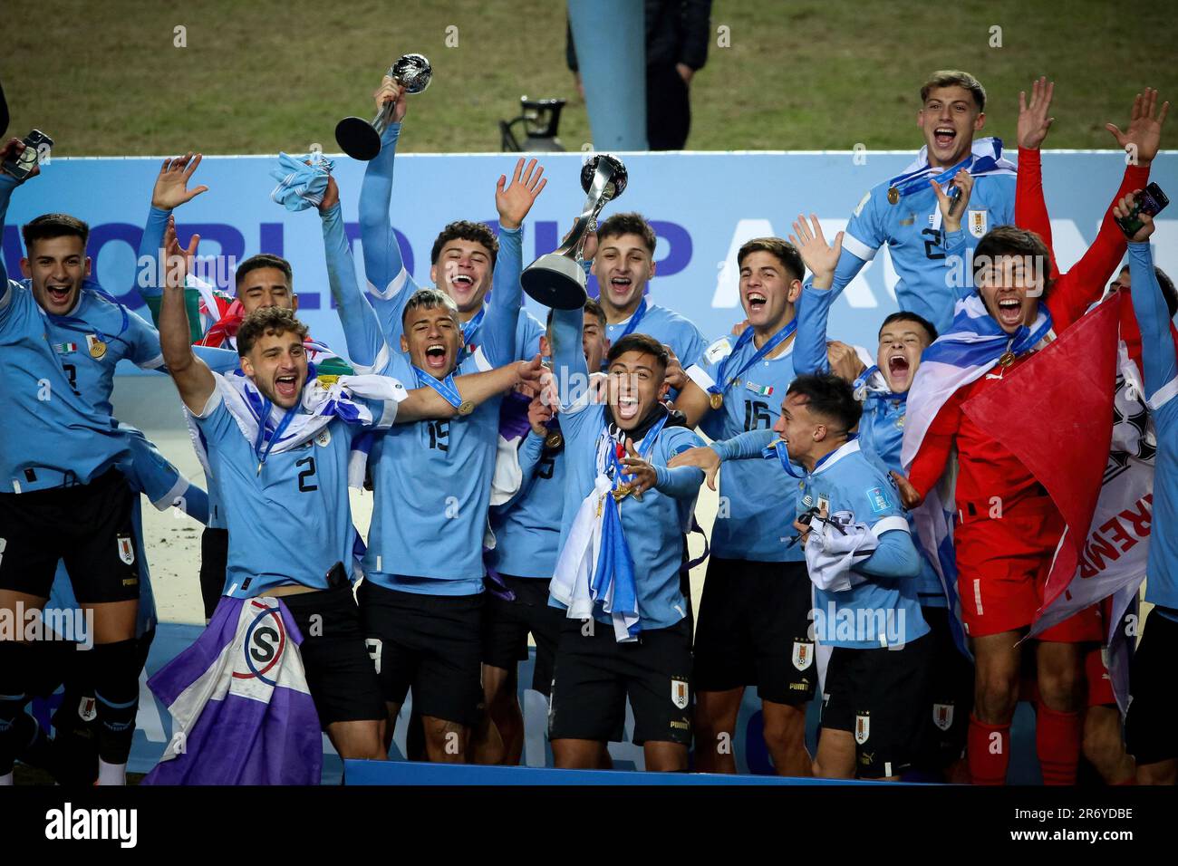 La Plata, Argentina. 11th giugno, 2023. Fabricio Diaz dell'Uruguay (Centro con trofeo) e i suoi compagni di squadra festeggiano dopo la partita tra Uruguay vs Italia nell'ambito della Coppa del mondo argentina U20 2023 - finale all'Estadio unico 'Diego Armando Maradona'. Punteggio finale: Uruguay 1 - 0 Italia Credit: SOPA Images Limited/Alamy Live News Foto Stock