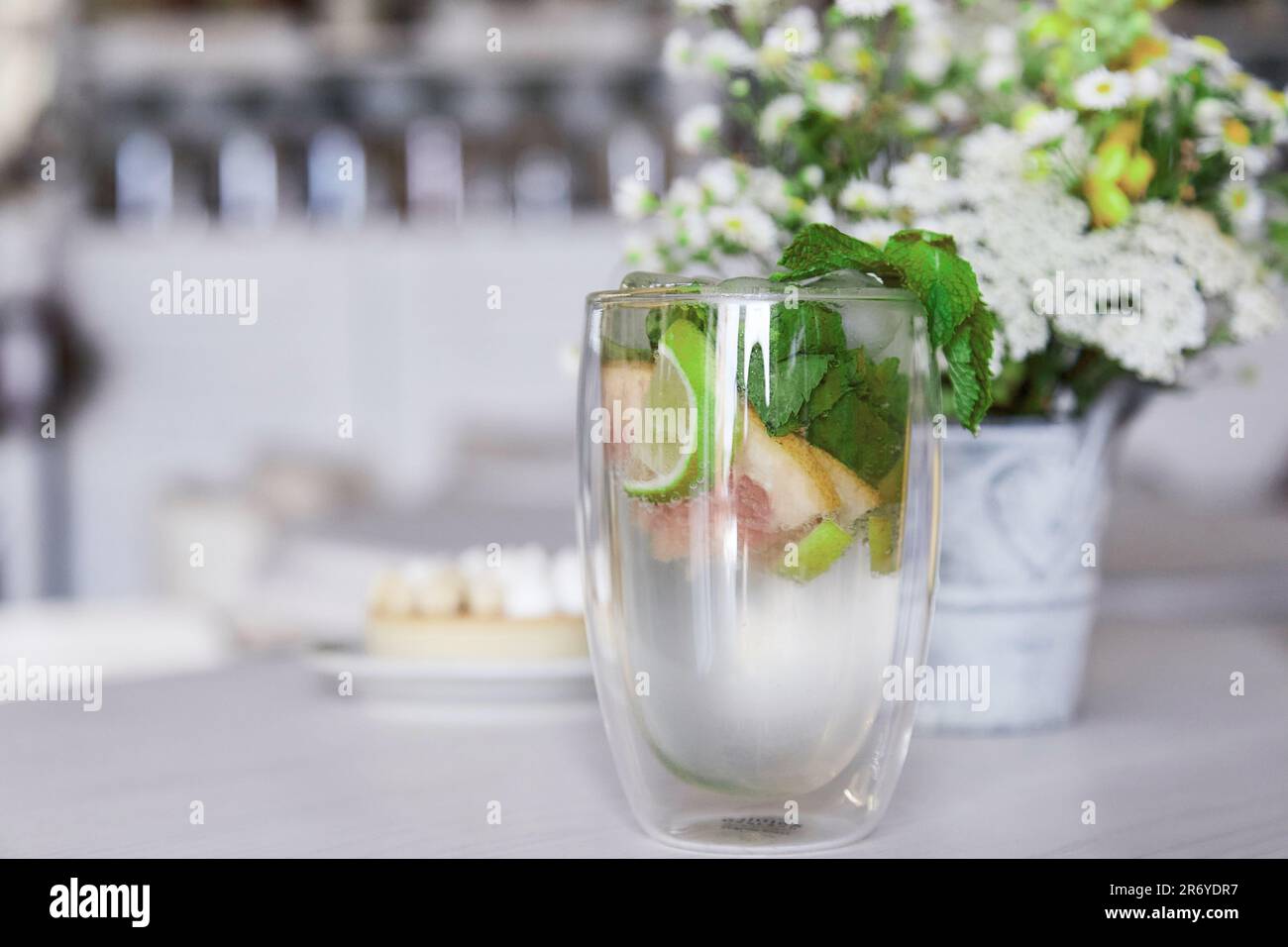 Mojito rinfrescante e non alcolico nell'interno della caffetteria. Bevanda rinfrescante estiva. Foto Stock