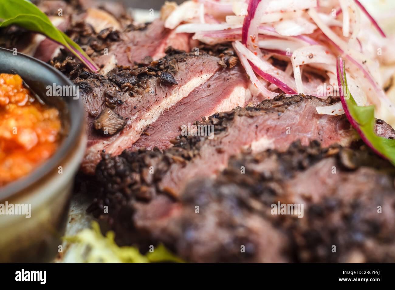 Un primo piano di un piatto fresco e sano - carne rossa con verdure, ideale per chi vuole mangiare sano. Foto Stock