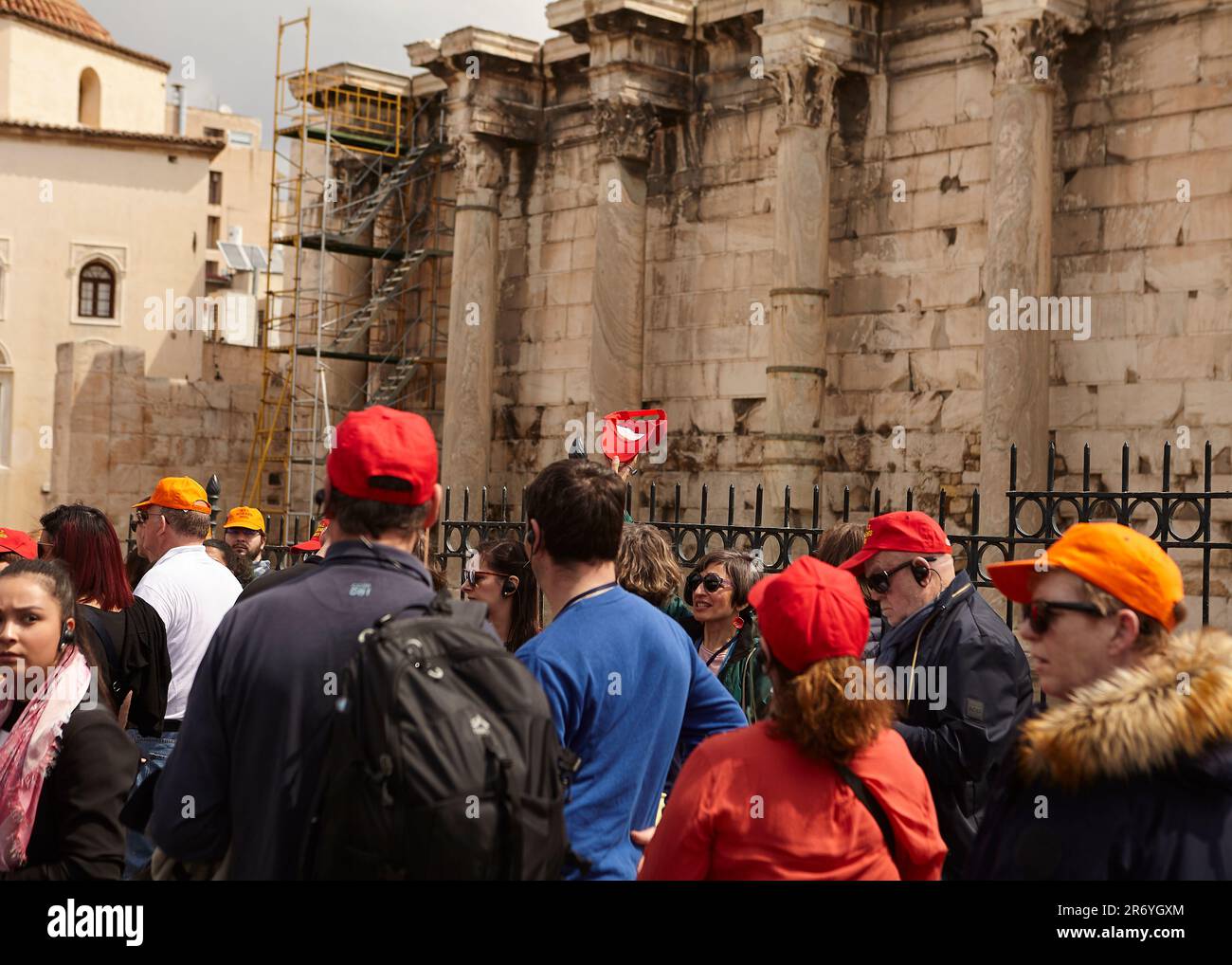 Guida turistica presso la biblioteca Adriana di Atene in Grecia Foto Stock