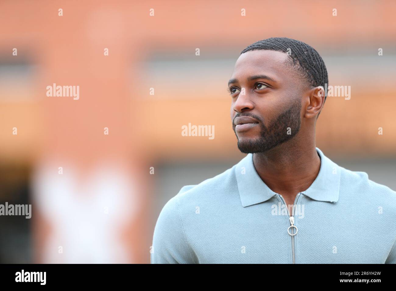 Uomo nero che guarda al lato della strada con spazio copia Foto Stock